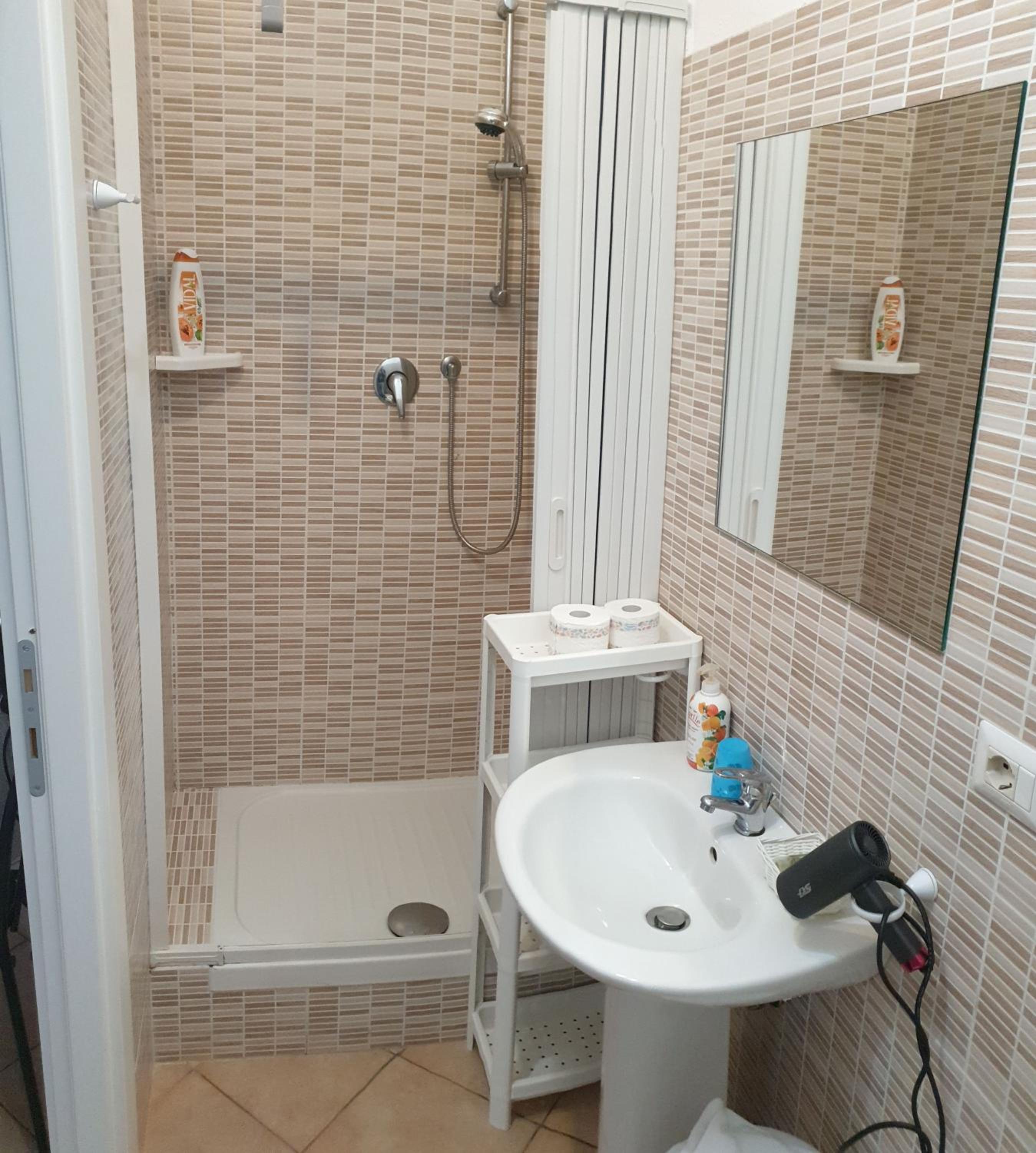 Family Room with Private Bathroom - Photo 4
