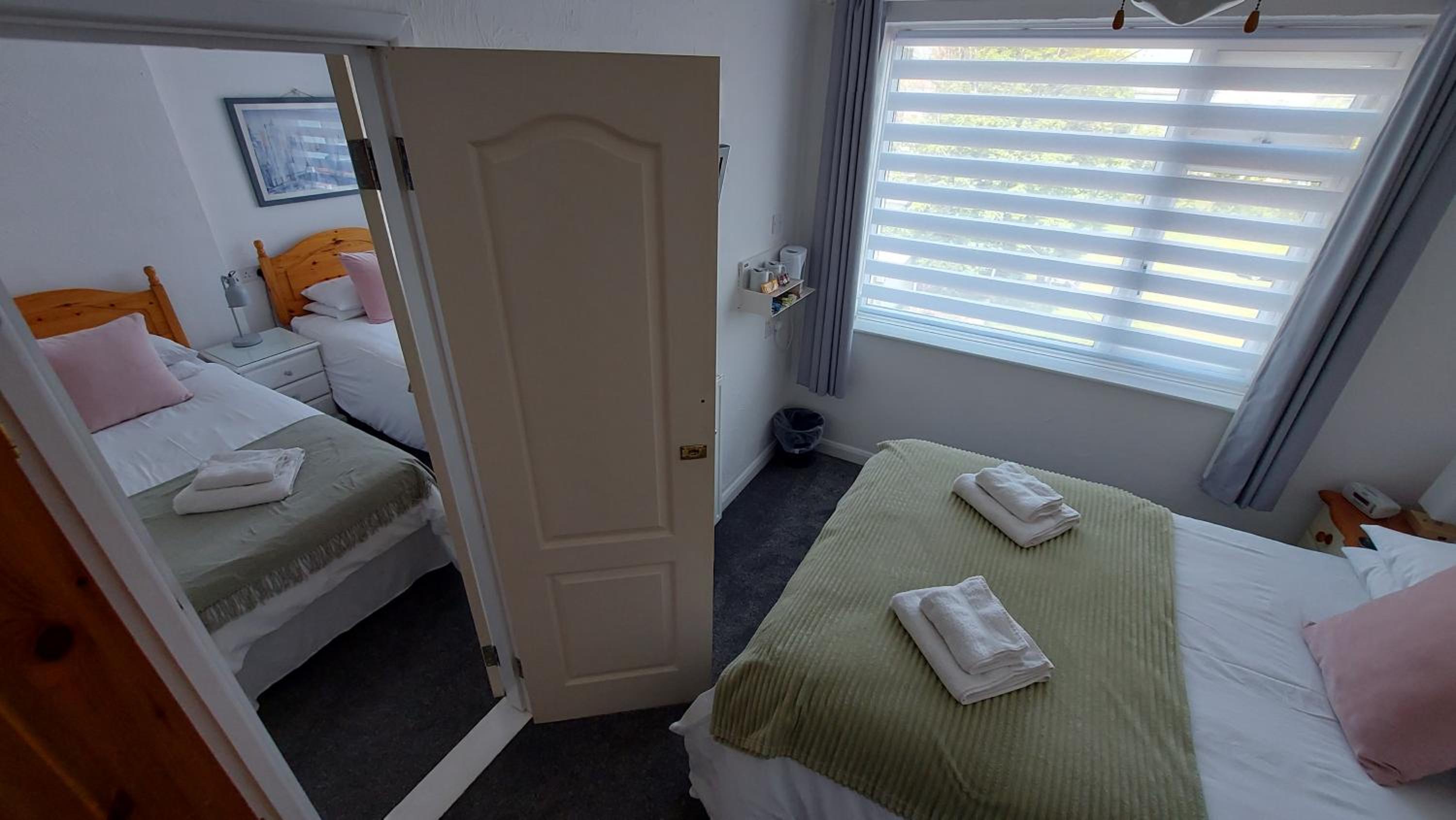 Quadruple Room with Shared Bathroom photo 2