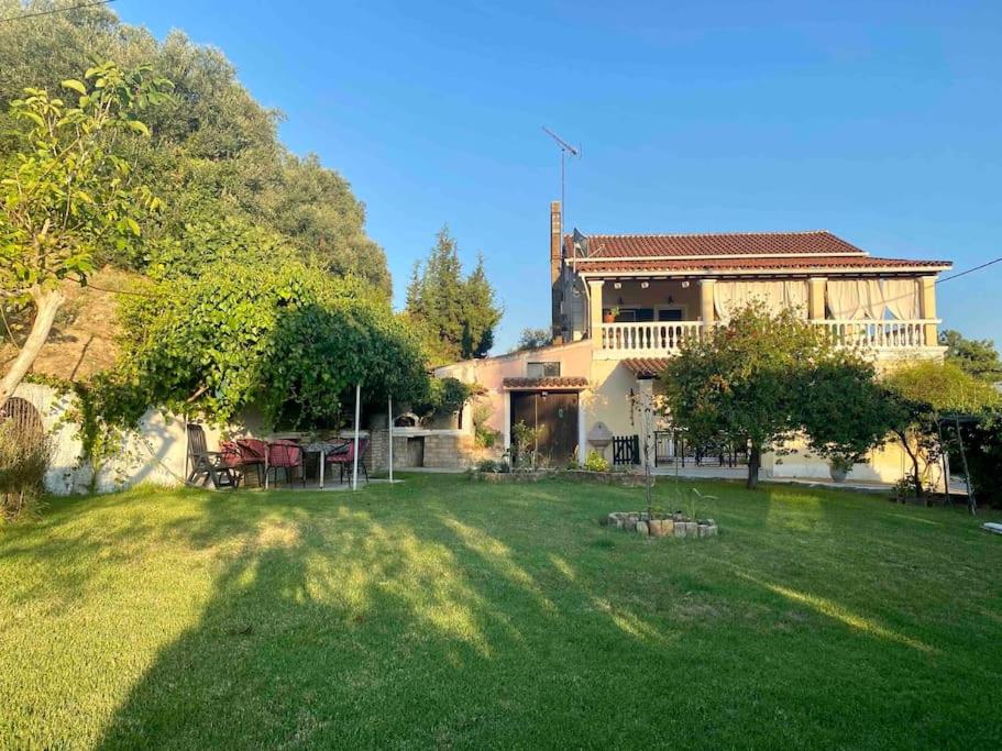 Five-Bedroom House photo 3