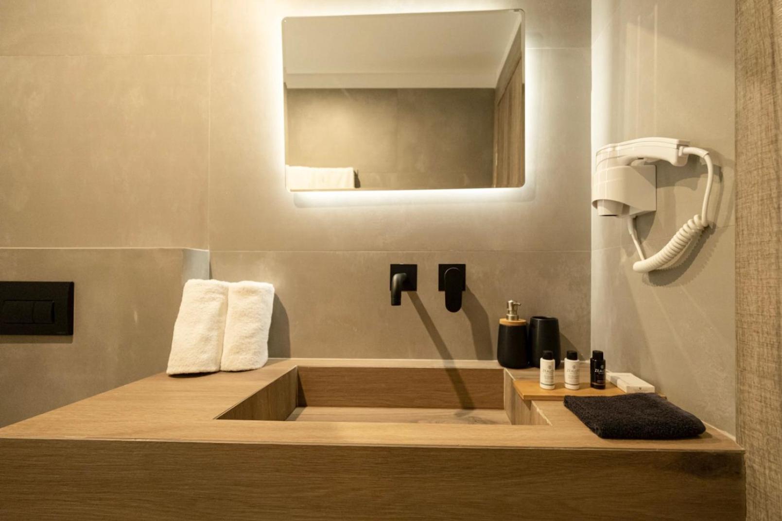 Executive Suite - Photo 13