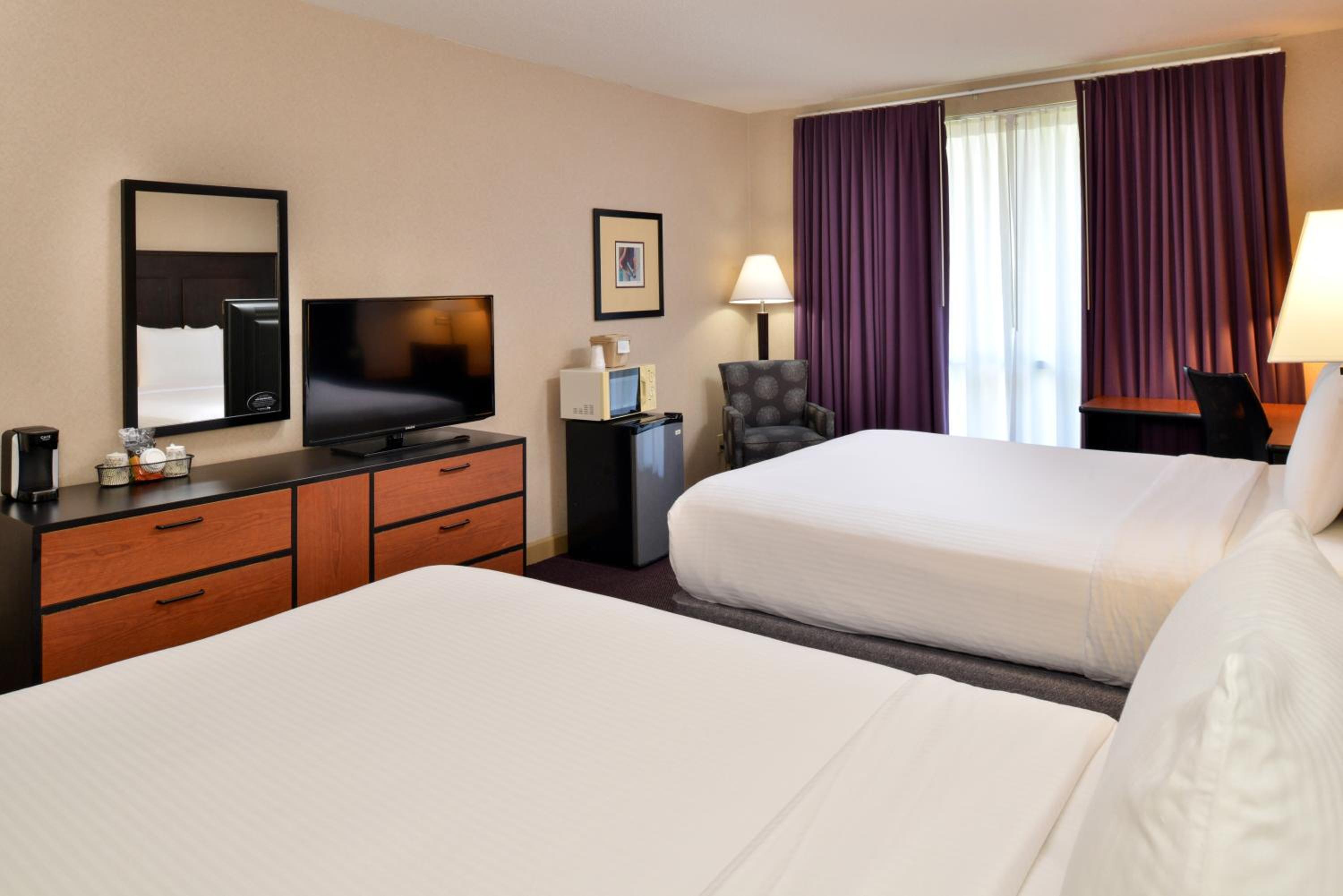 Queen Room with Two Queen Beds - Photo 3