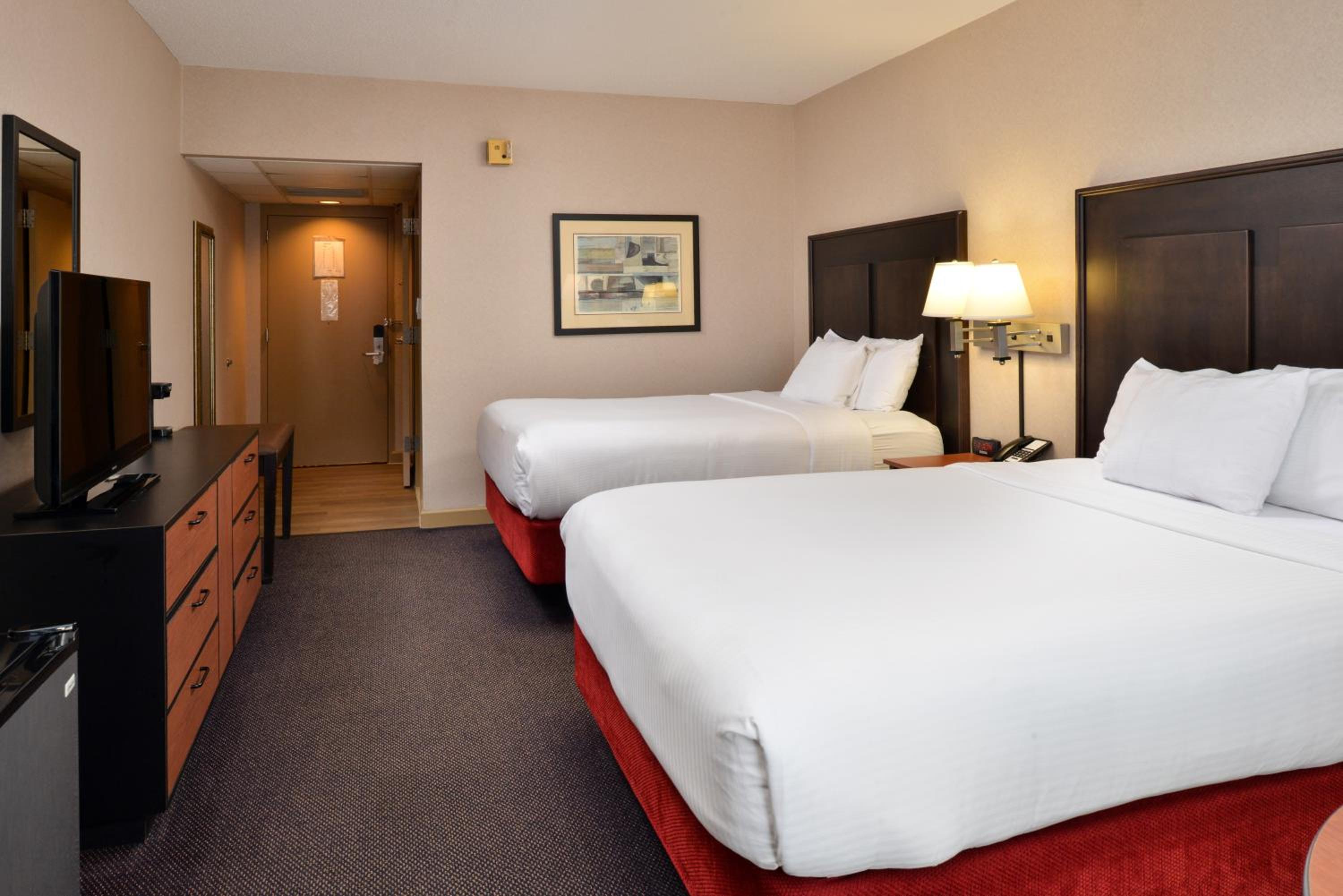 Queen Room with Two Queen Beds - Photo 4