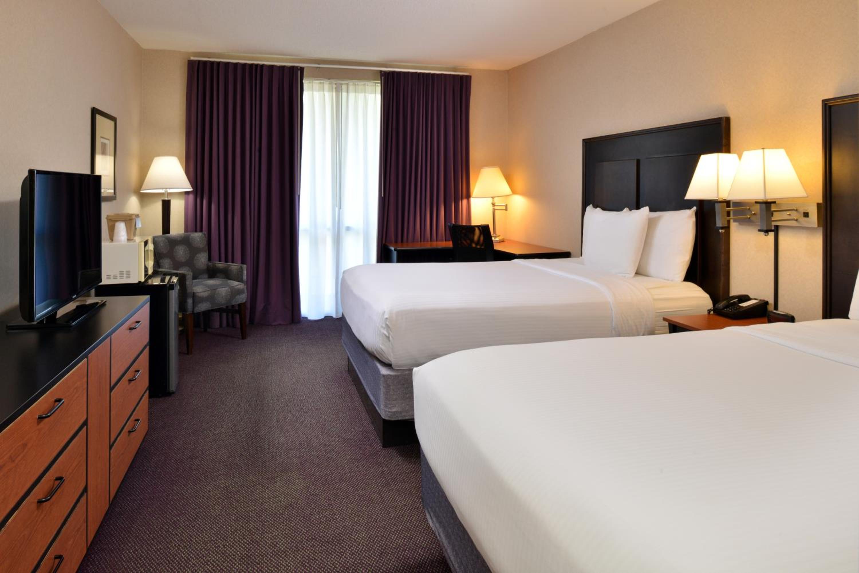Queen Room with Two Queen Beds - Photo 6