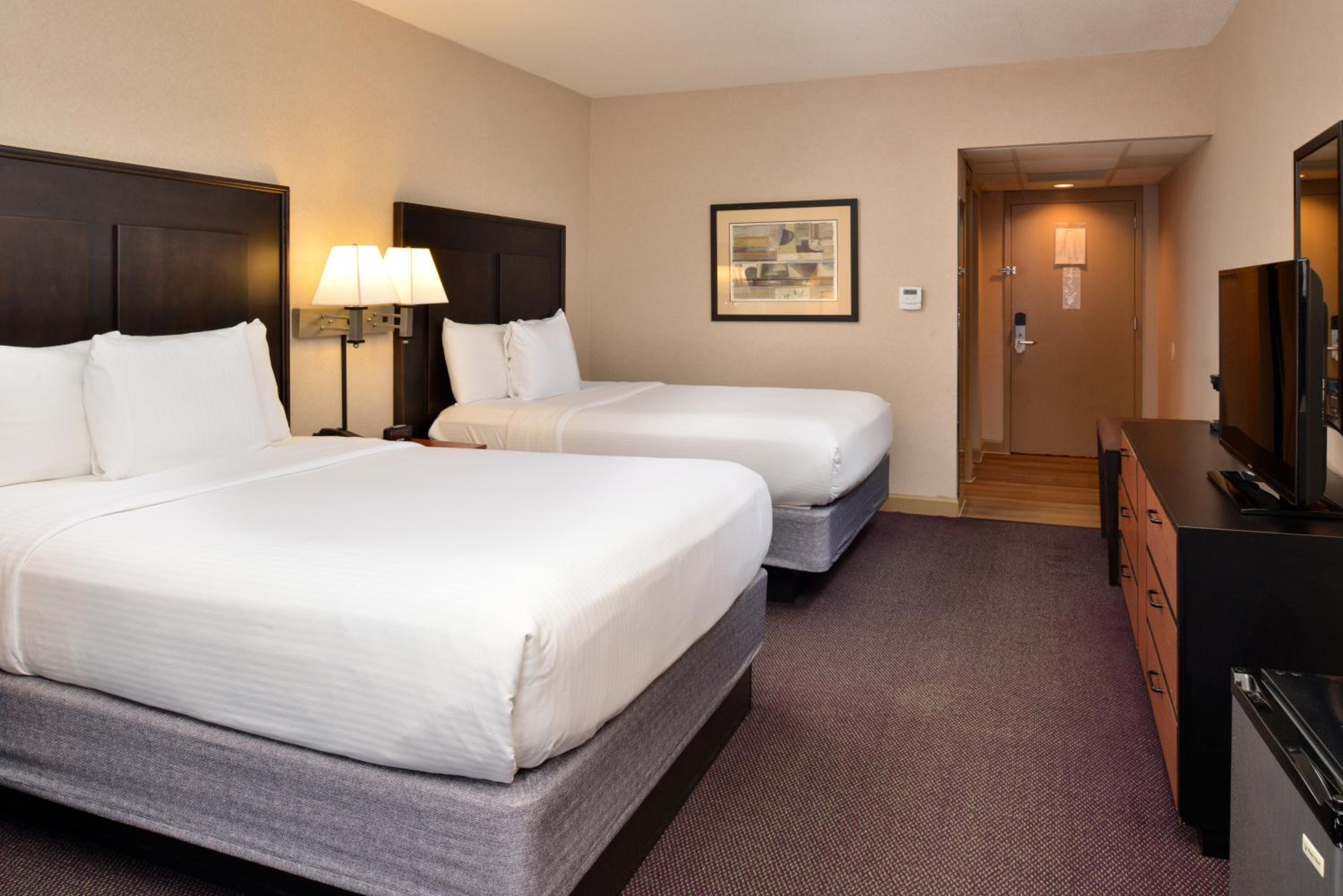 Queen Room with Two Queen Beds - Photo 2