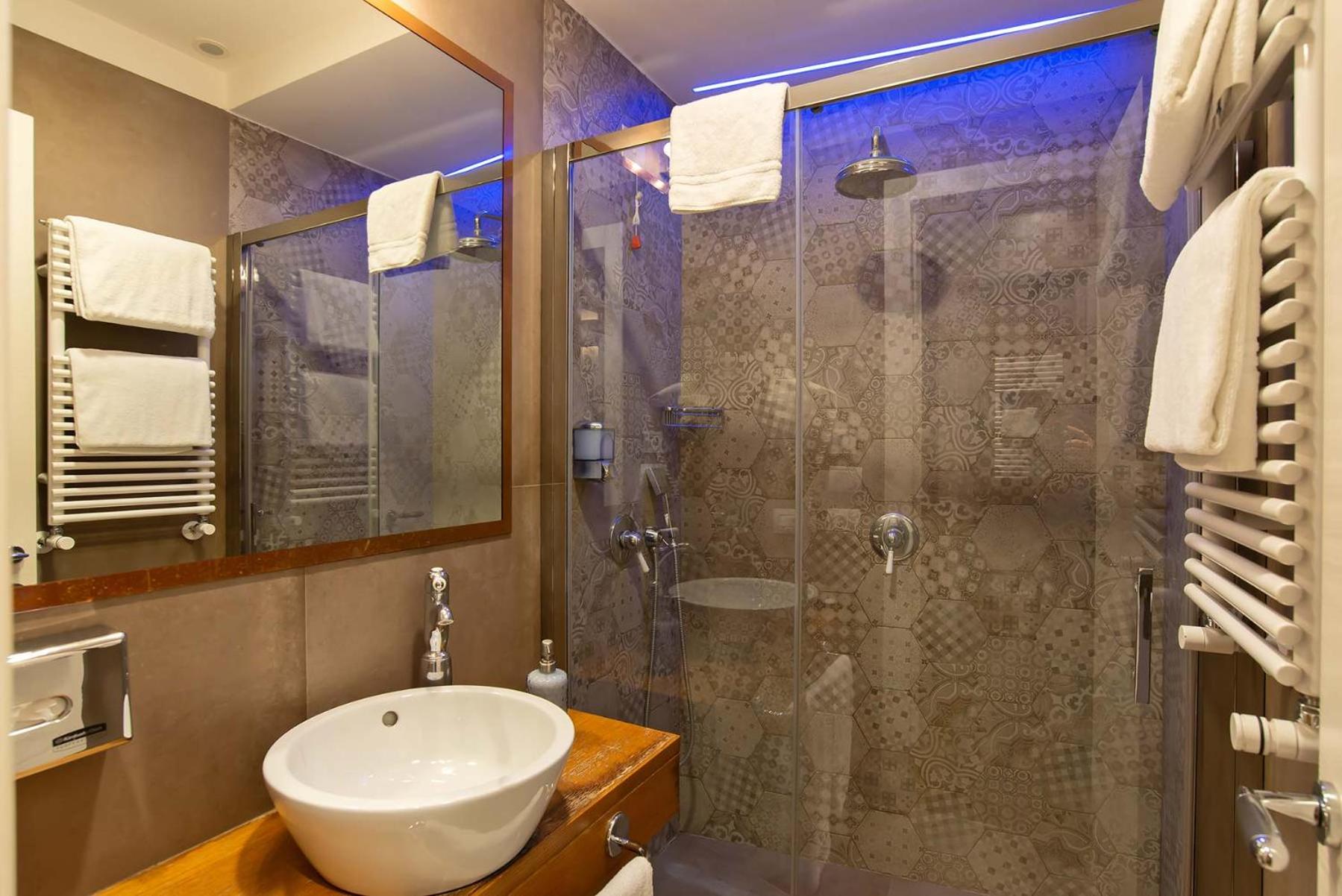 Superior Single Room thumbnail 6