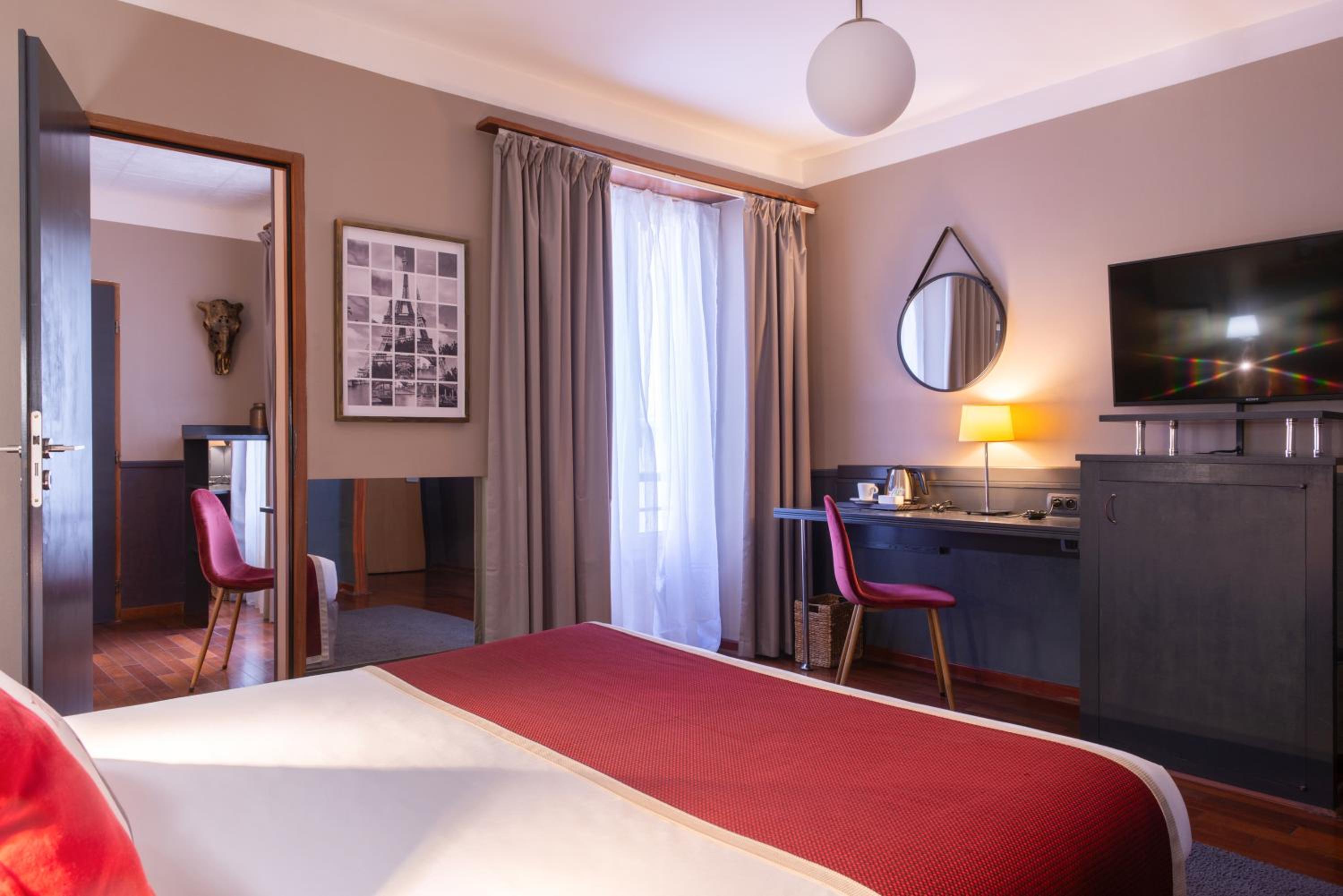 Superior Twin Room thumbnail 5