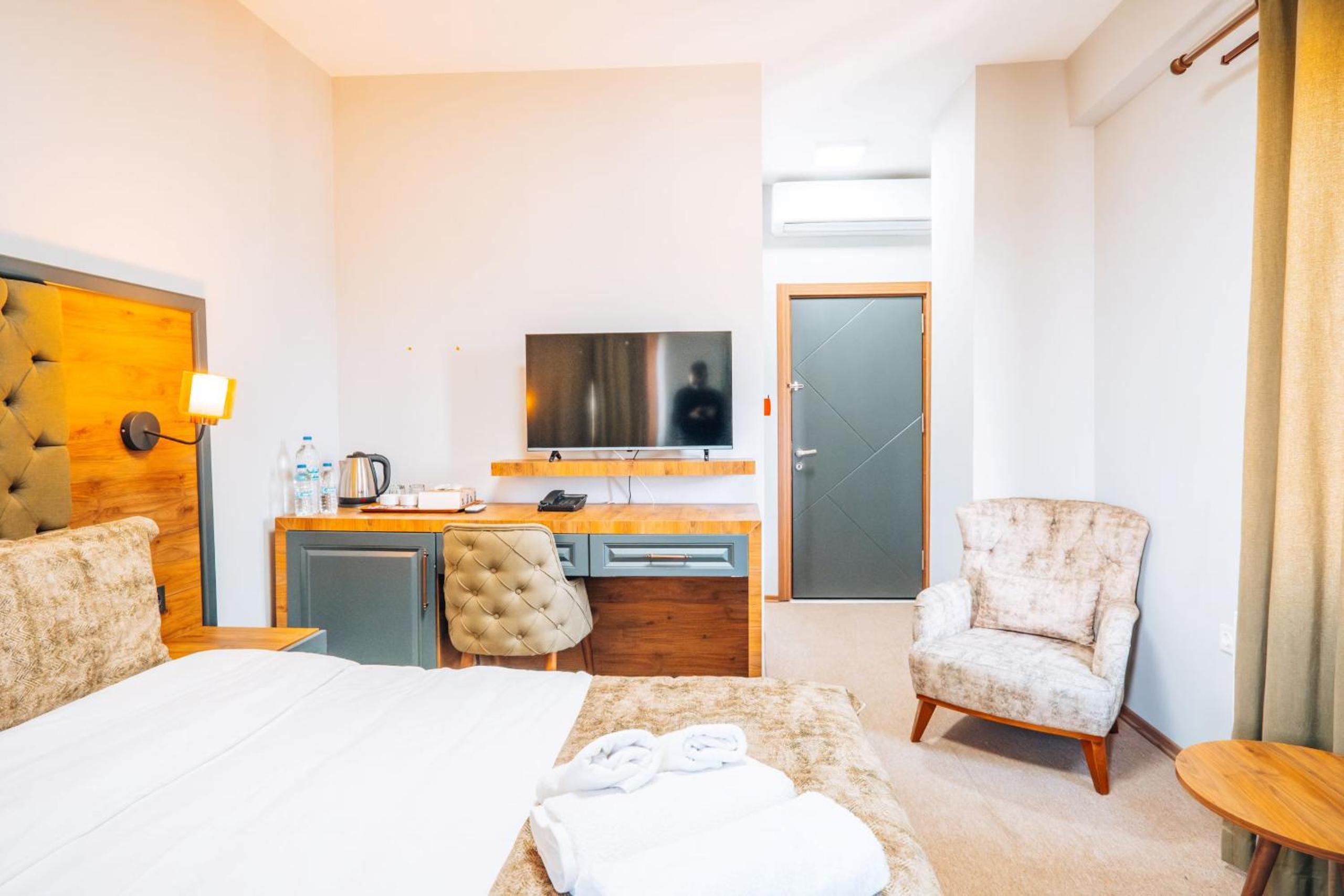 Large Double Room photo 1