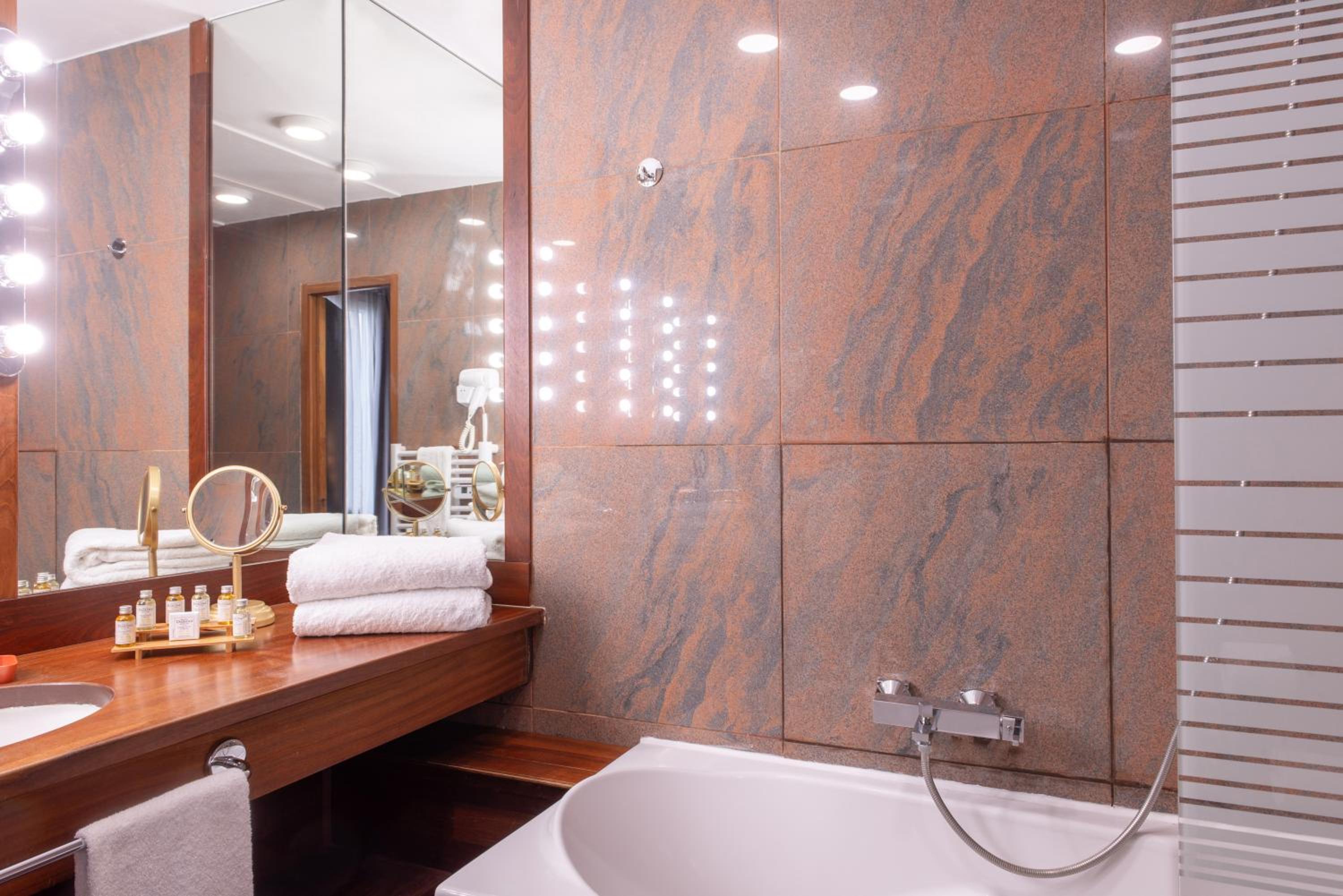 Superior Double Room thumbnail 6