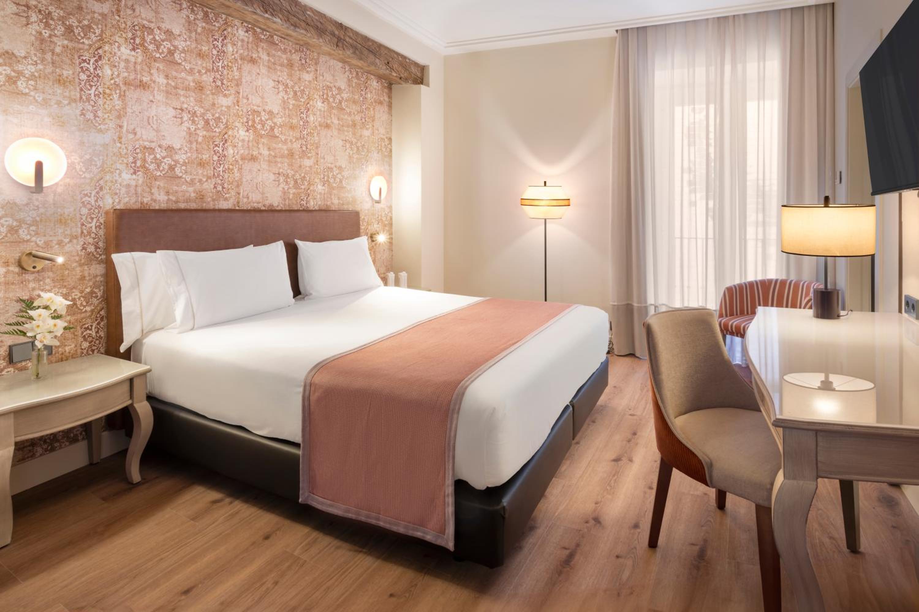 Premium Double or Twin Room - Photo 2