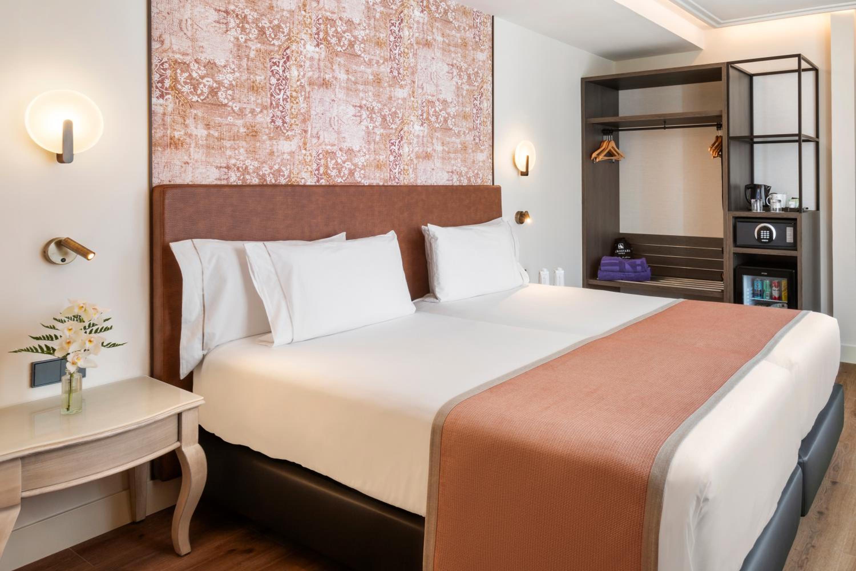 Double or Twin Room - Photo 6