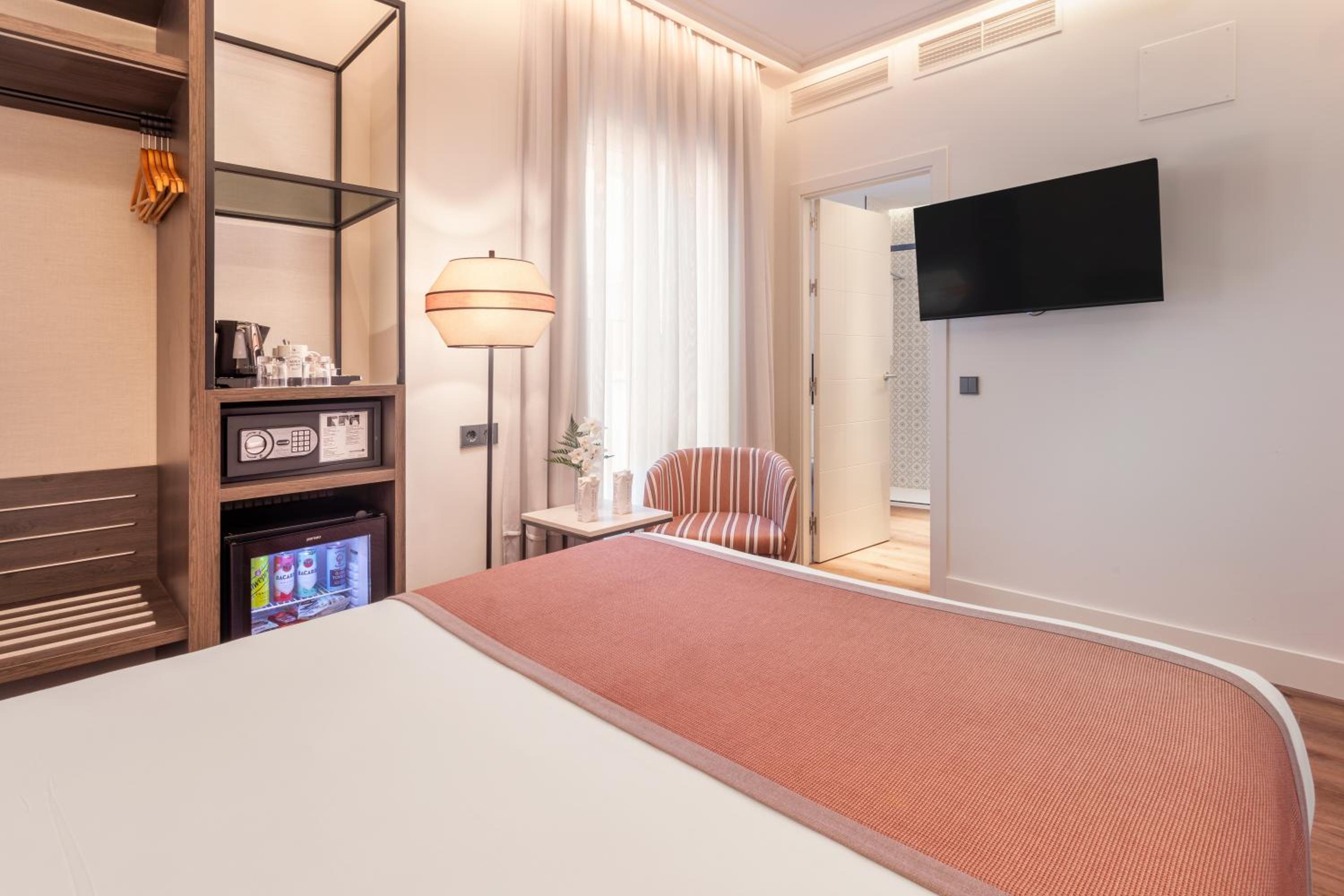 Double or Twin Room - Photo 4