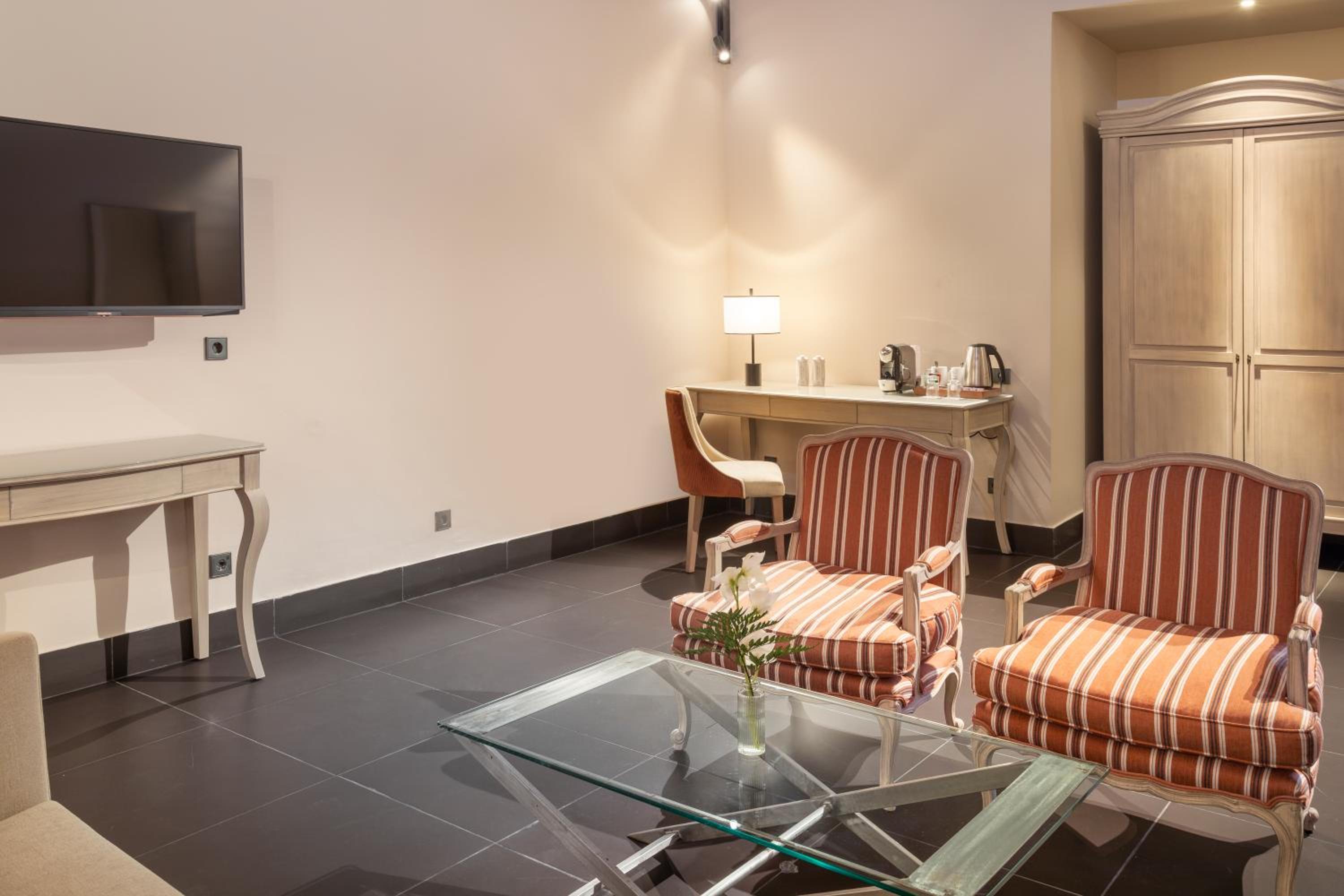 Suite - Photo 8
