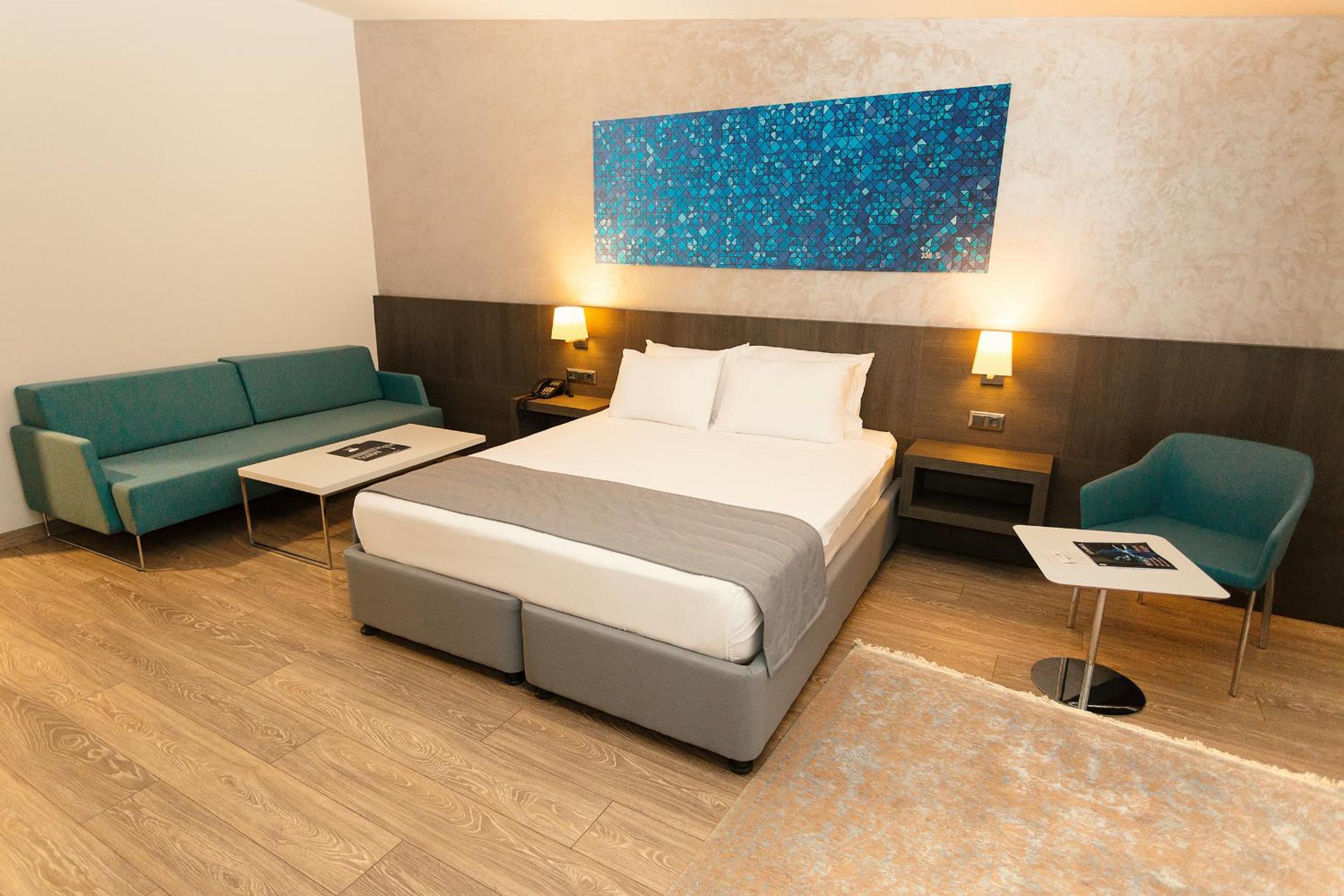Suite - Photo 1