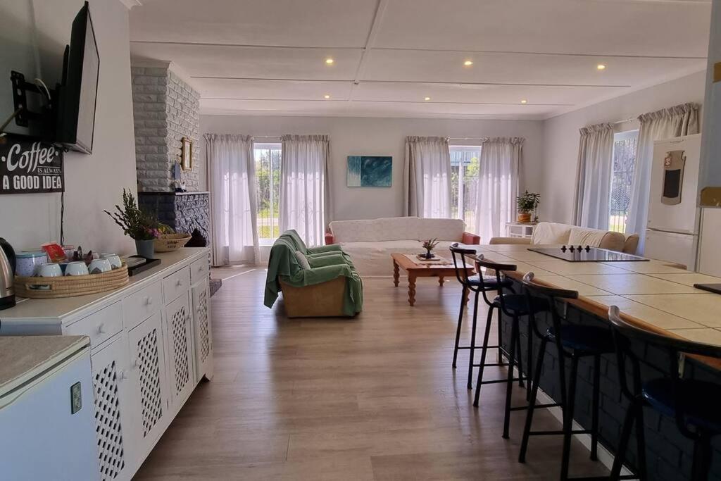 Five-Bedroom House photo 1