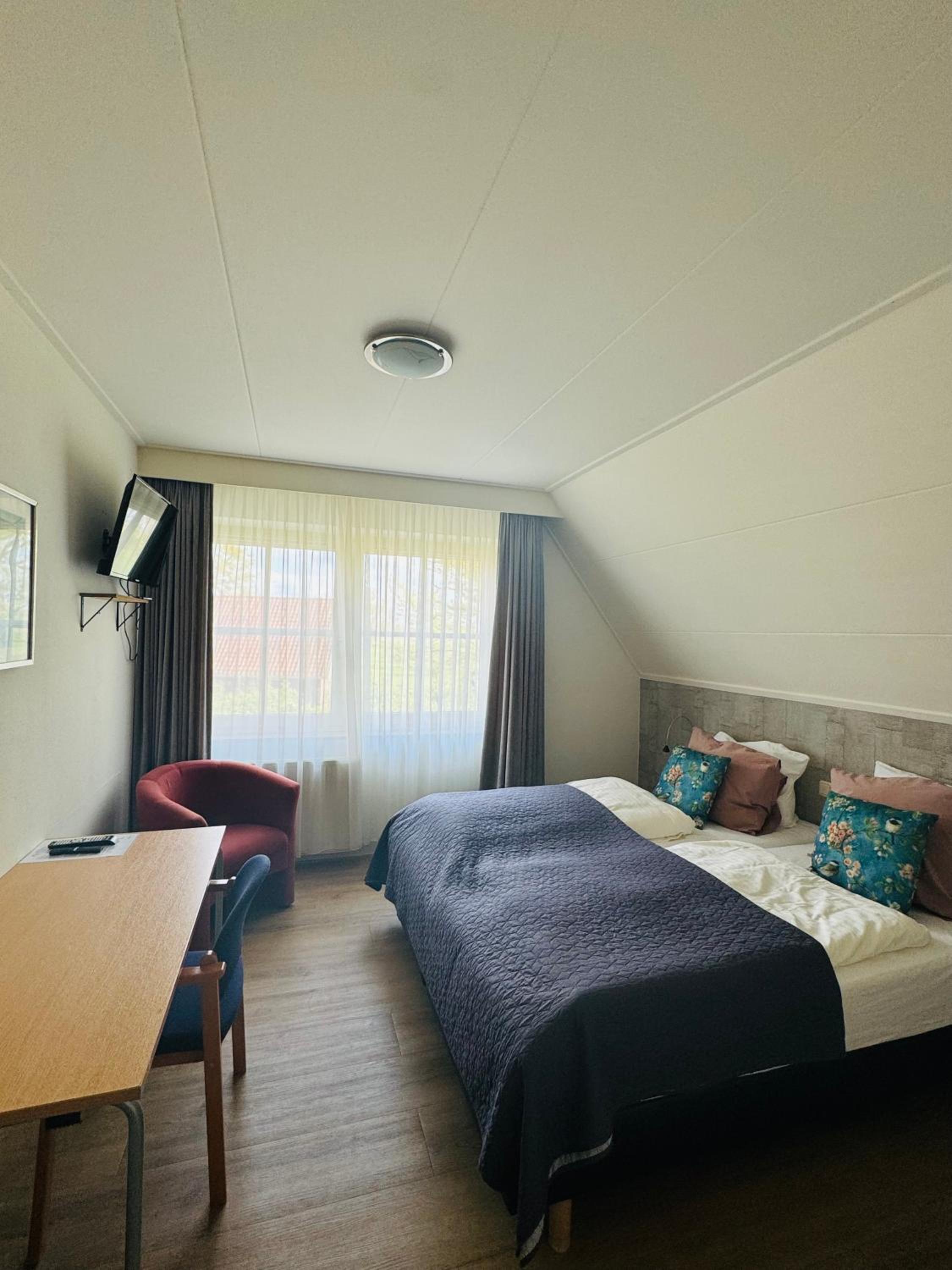 Standard Twin Room photo 3