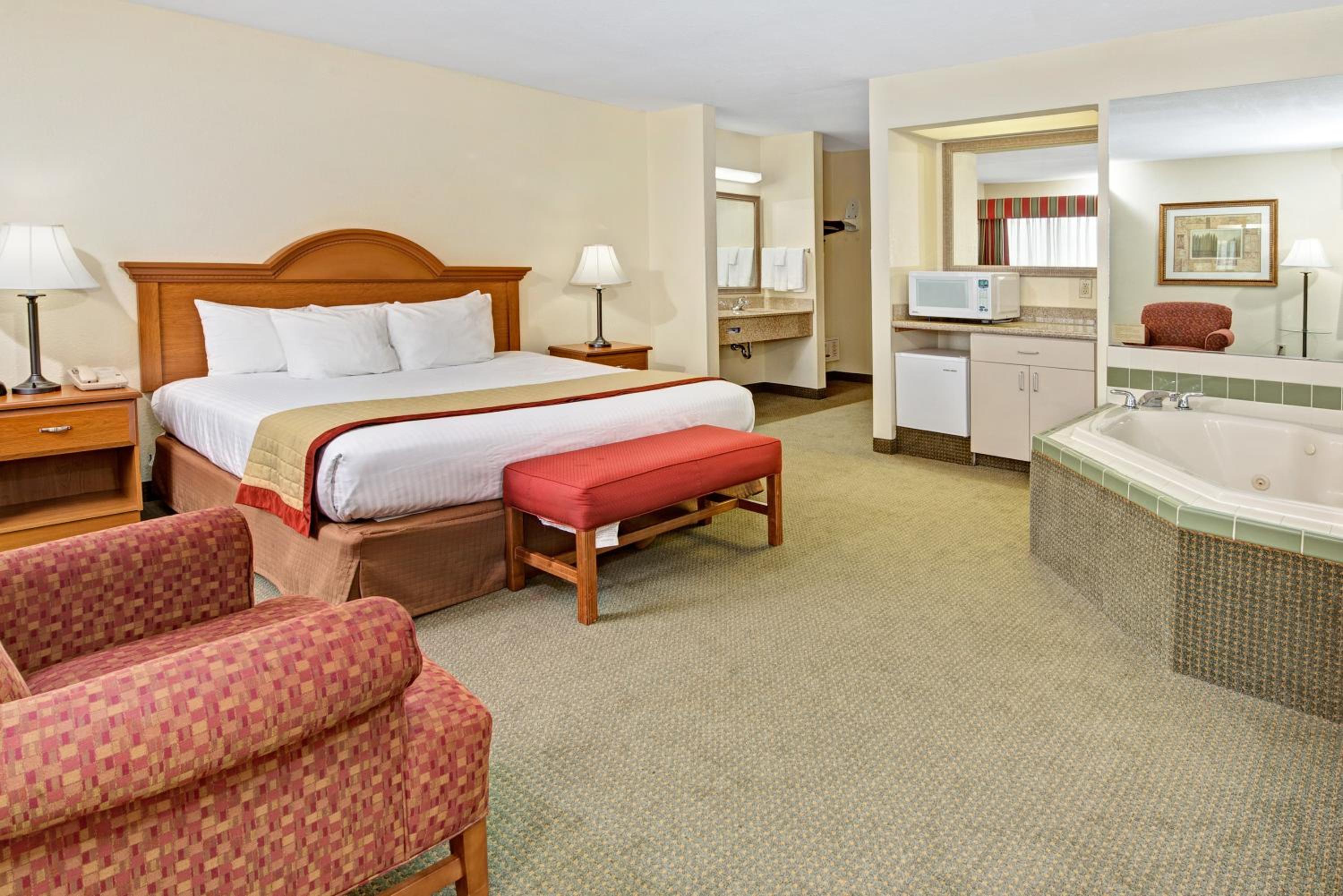 King Suite with Jetted Tub - Non-Smoking - Photo 6