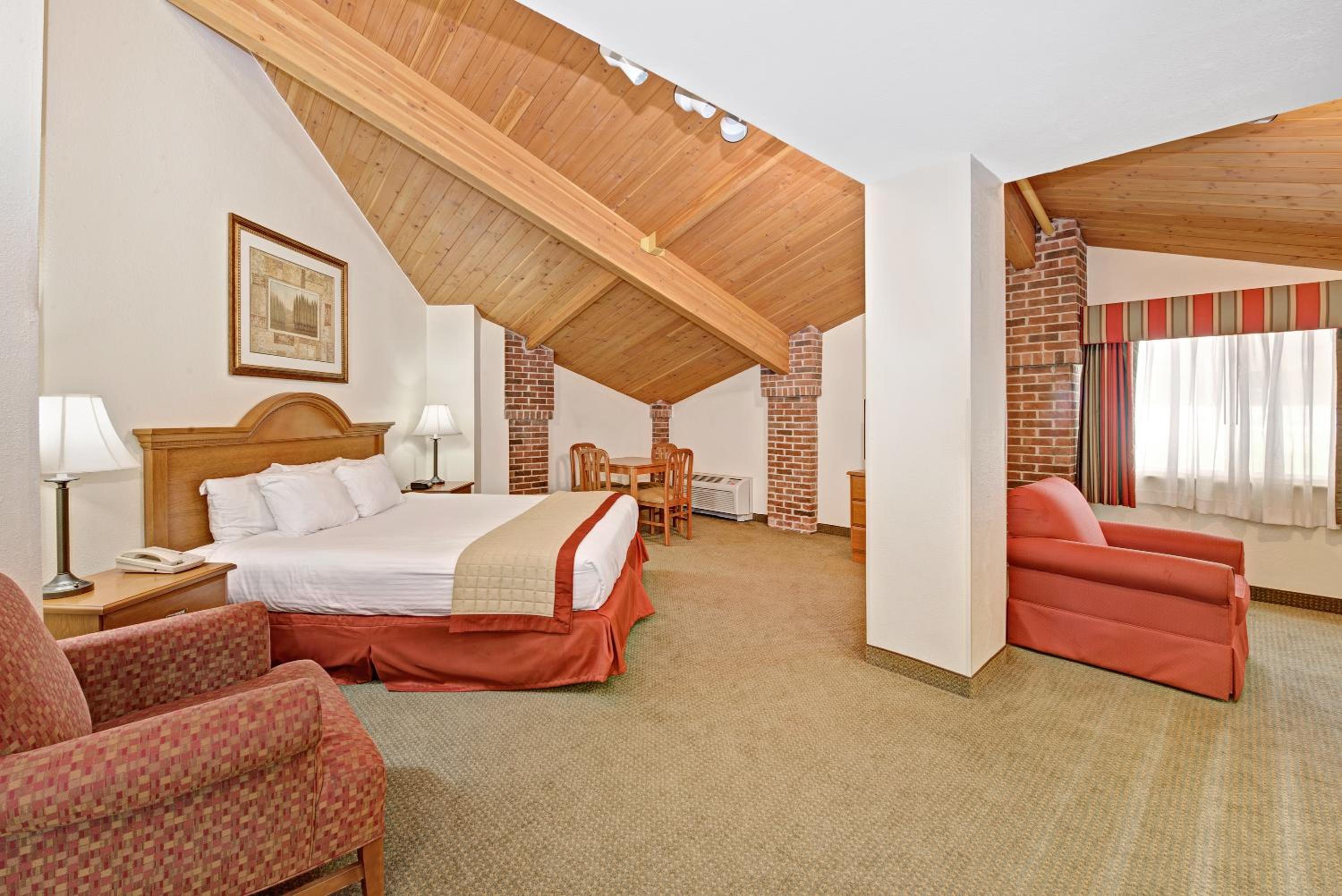 Superior Suite with One King Bed and Jetted Tub - Non-Smoking - Photo 3