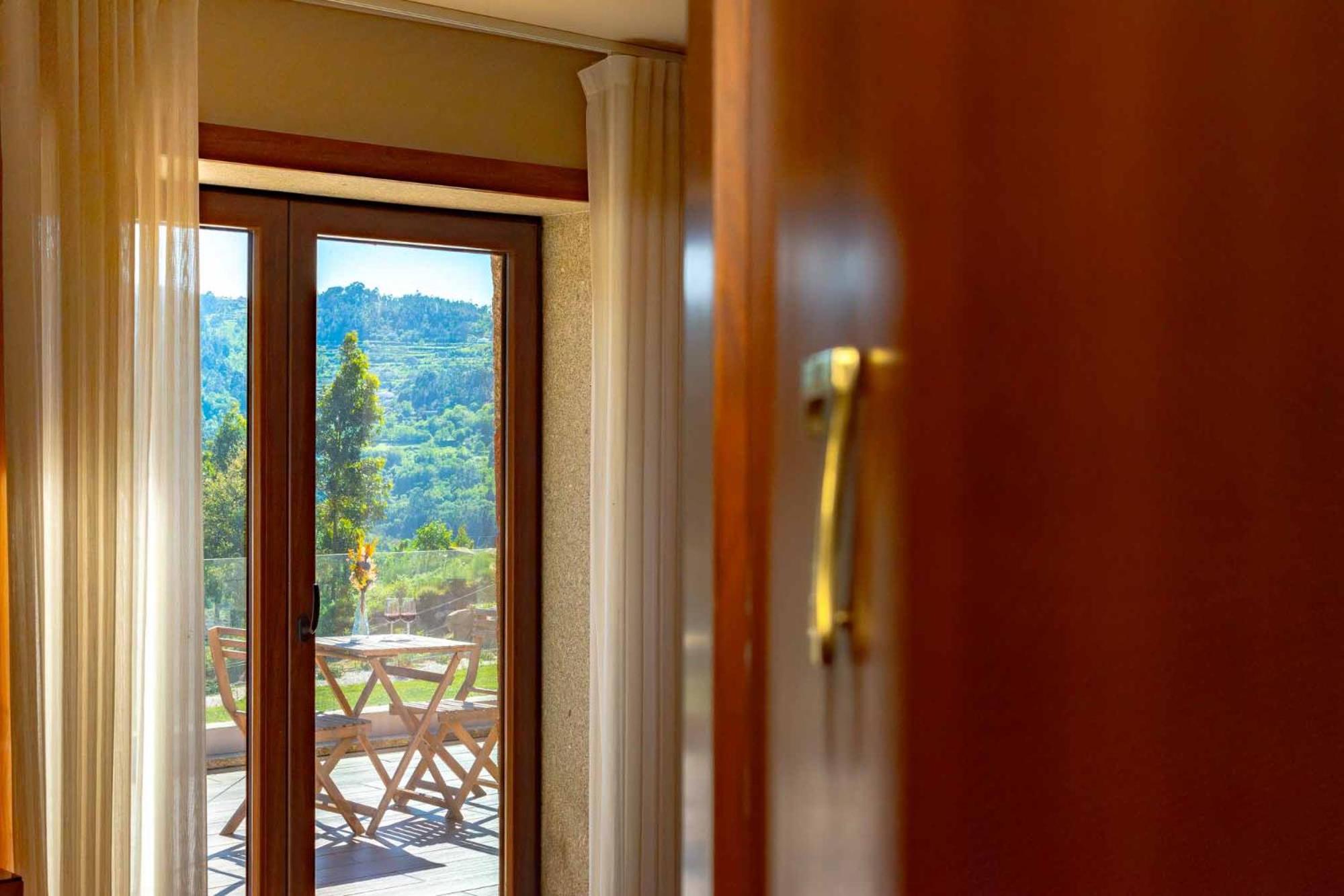 Deluxe Double or Twin Room with Pool View photo 3