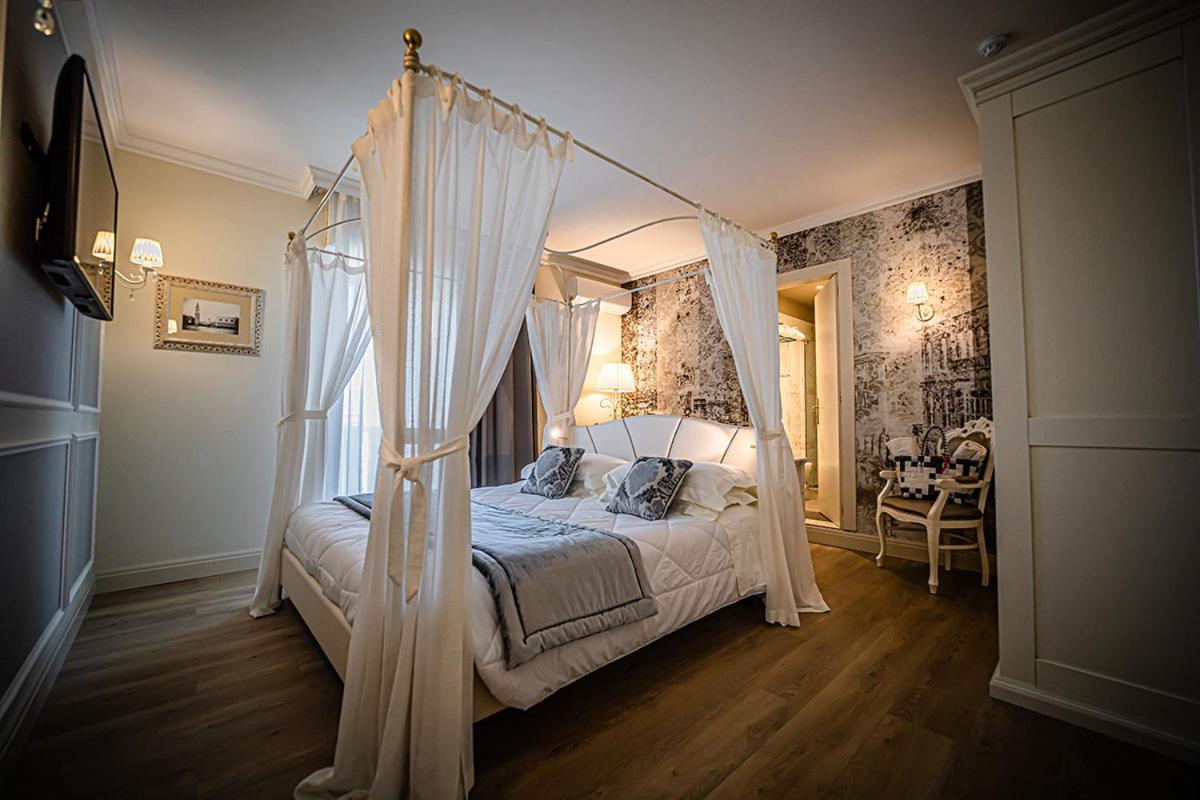 Deluxe Double Room with Canopy Bed