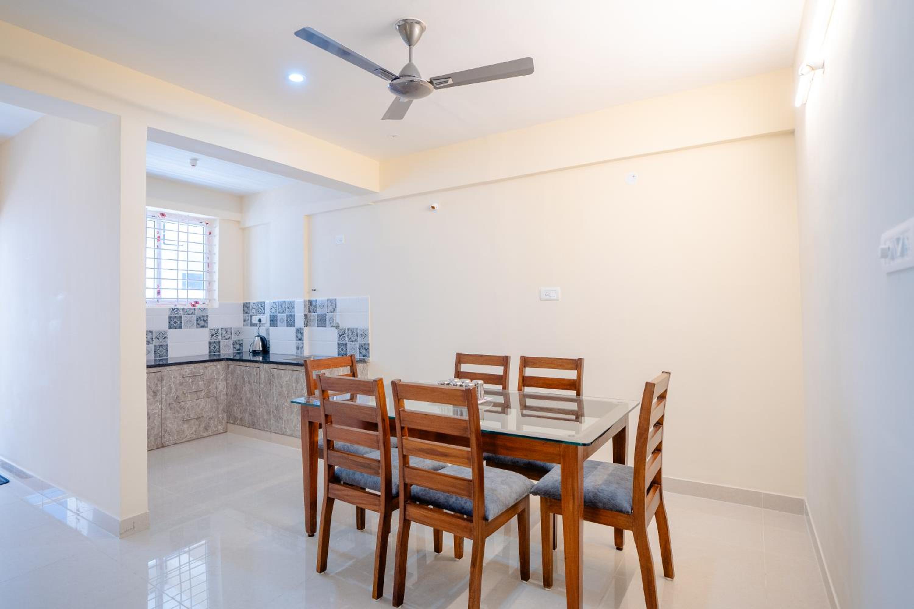 Three-Bedroom Apartment with Balcony photo 2
