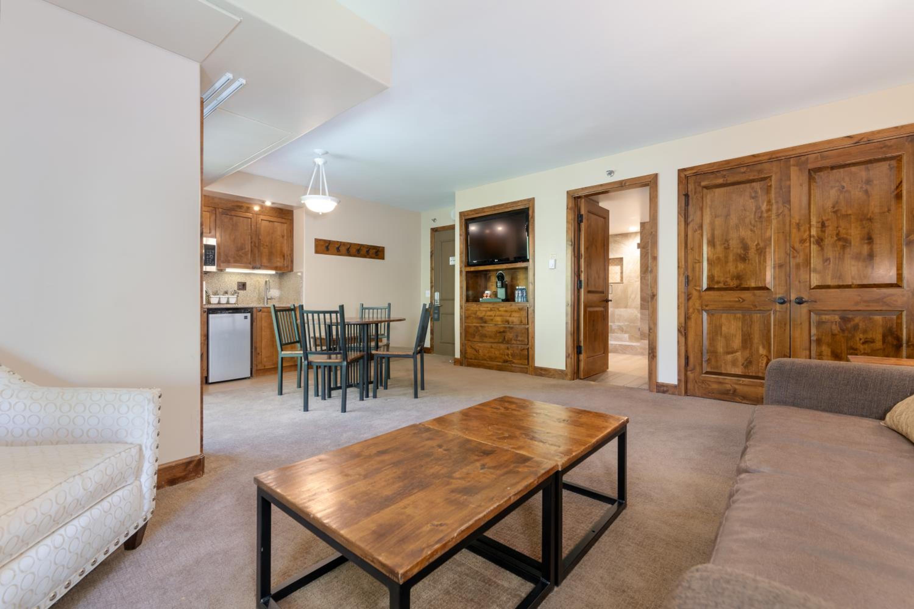 King Suite - Photo 2
