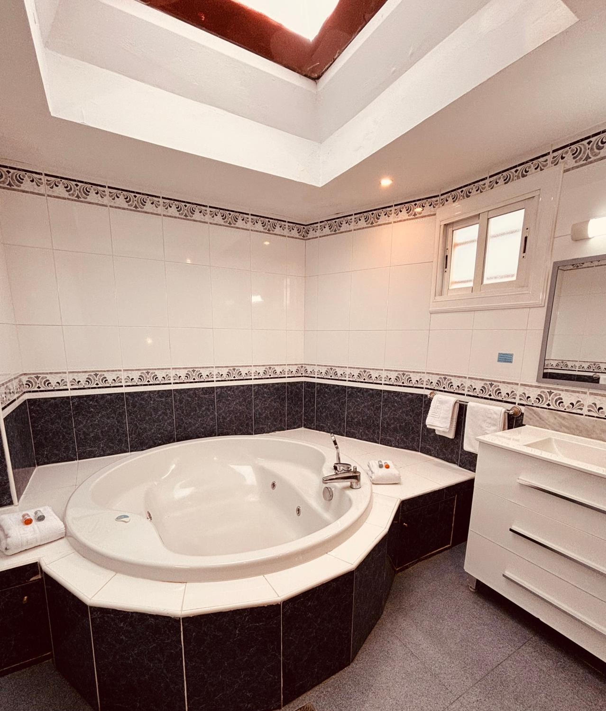 Superior Double Room with Terrace and Sea view  - Photo 2
