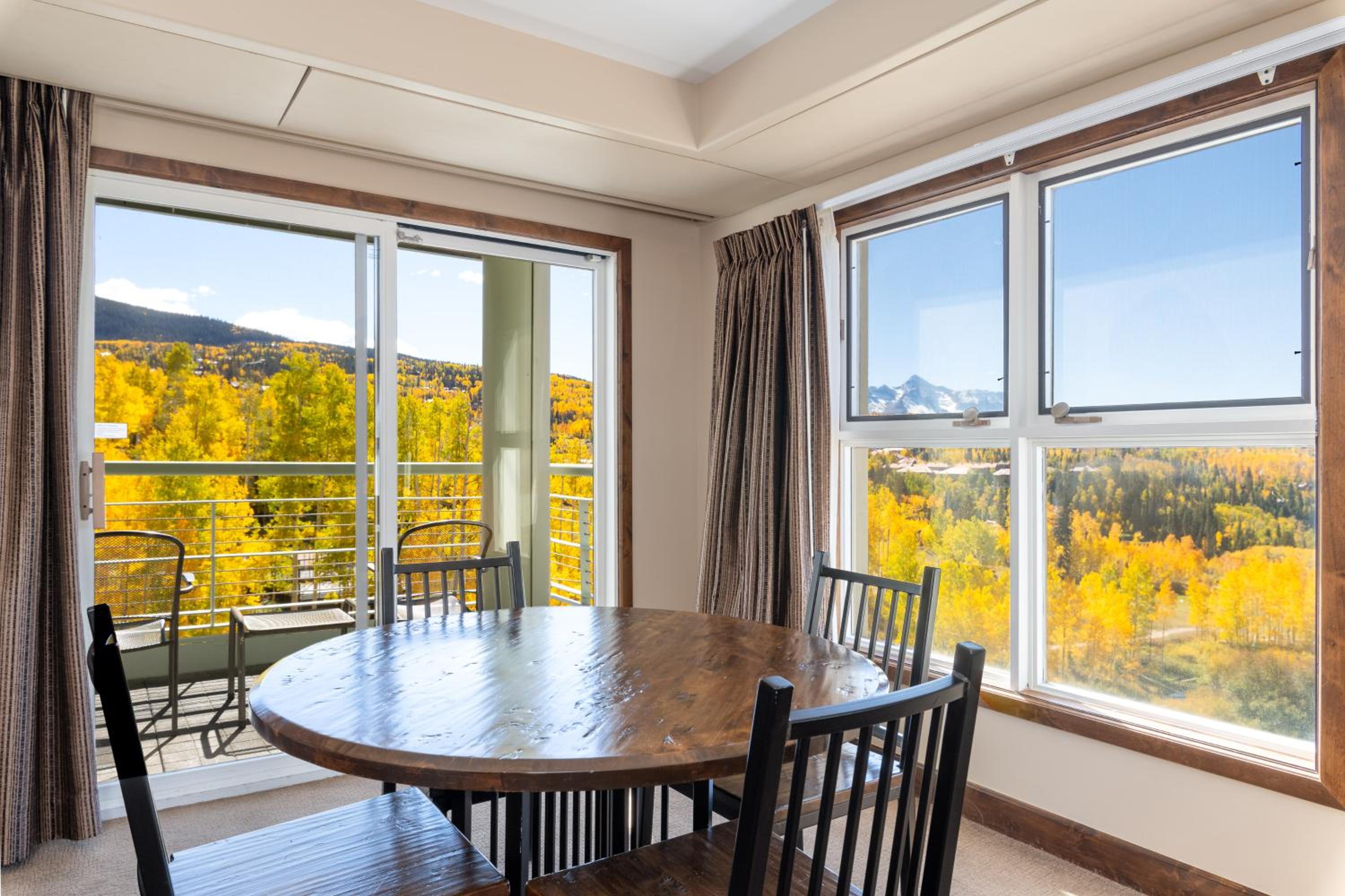 King Suite with Mountain View - Photo 5