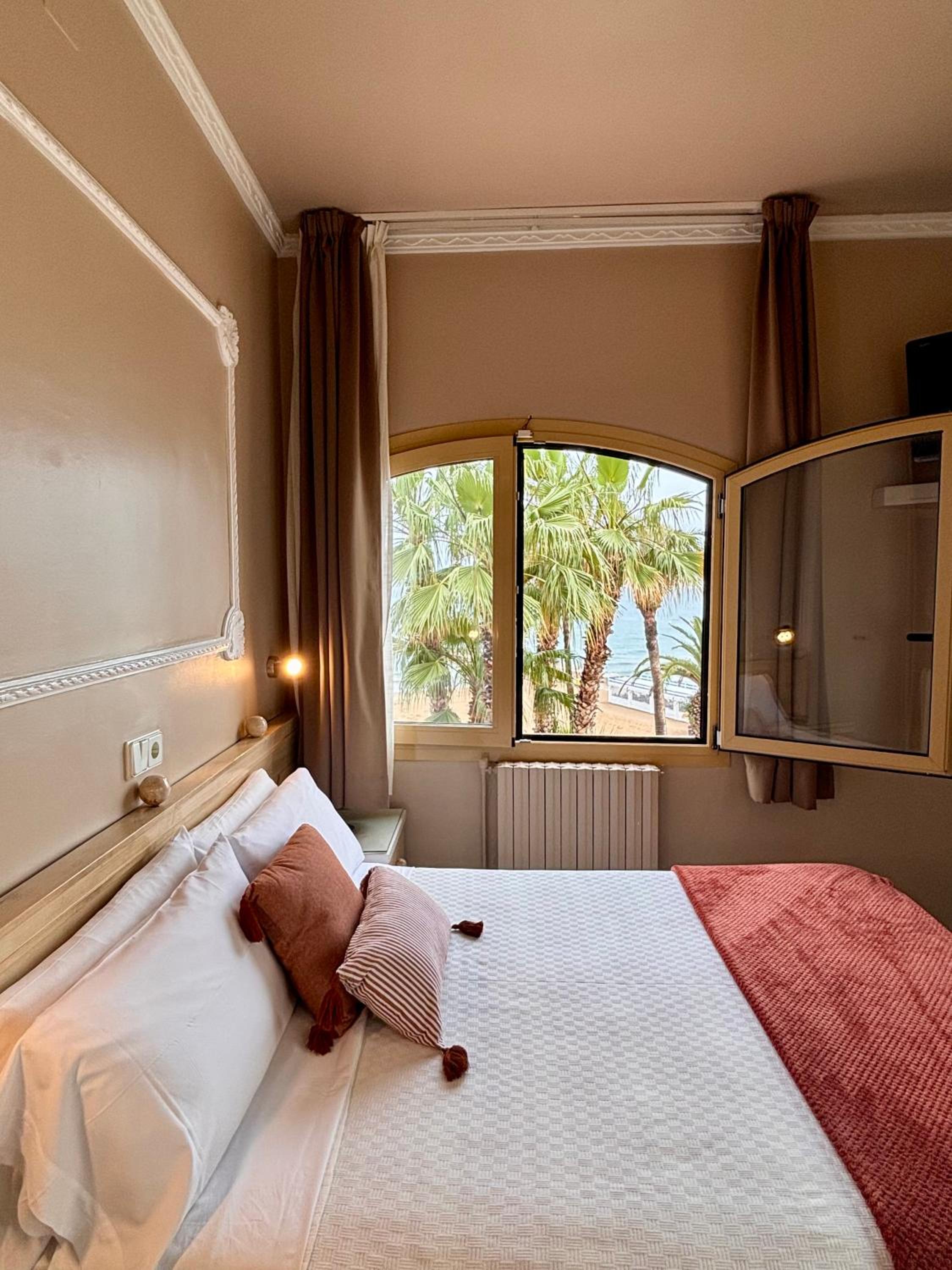 Double or Twin Room with Sea View - Photo 3