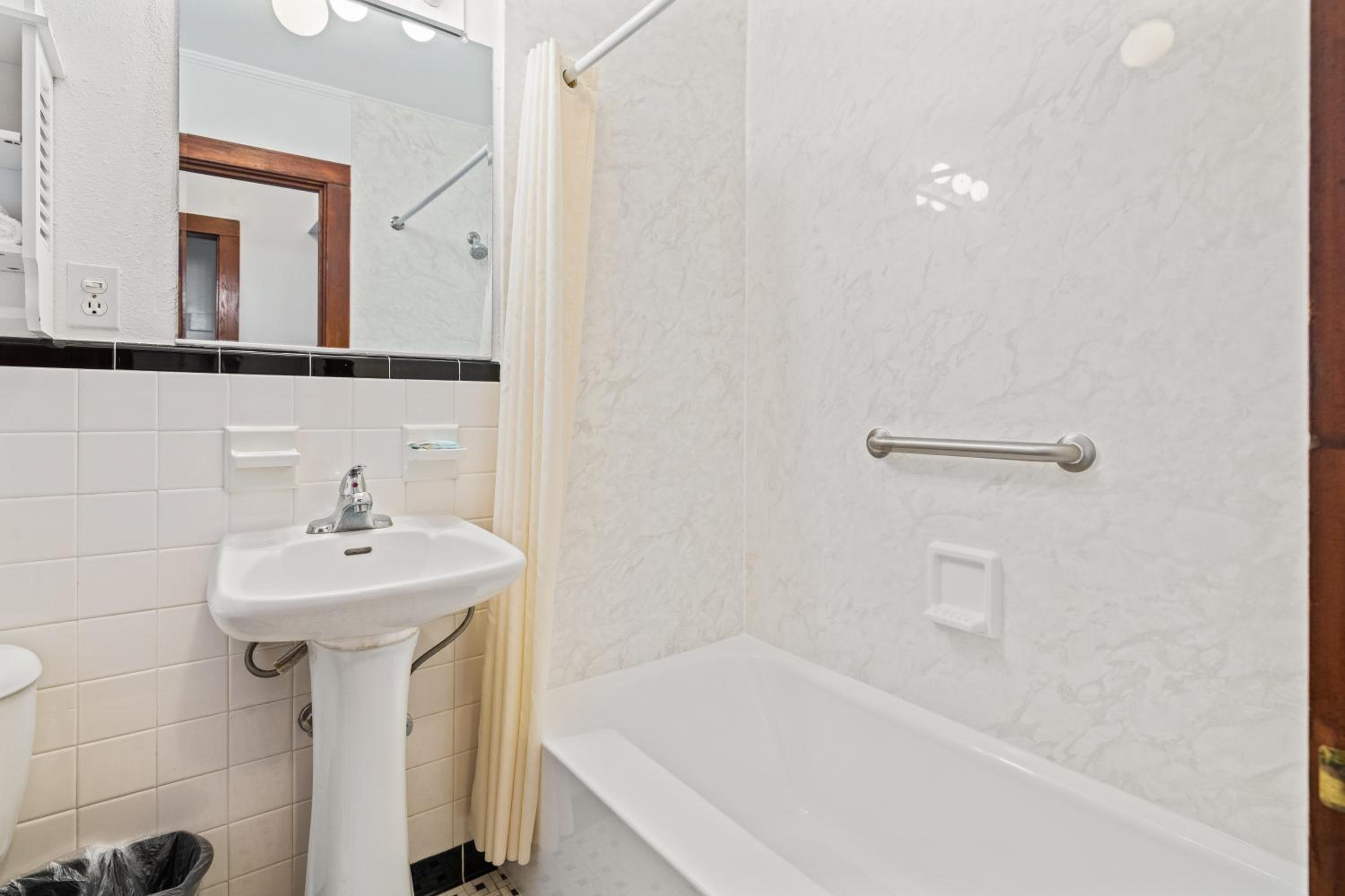 Double Room with Pool View - No Pets Allowed - Photo 2