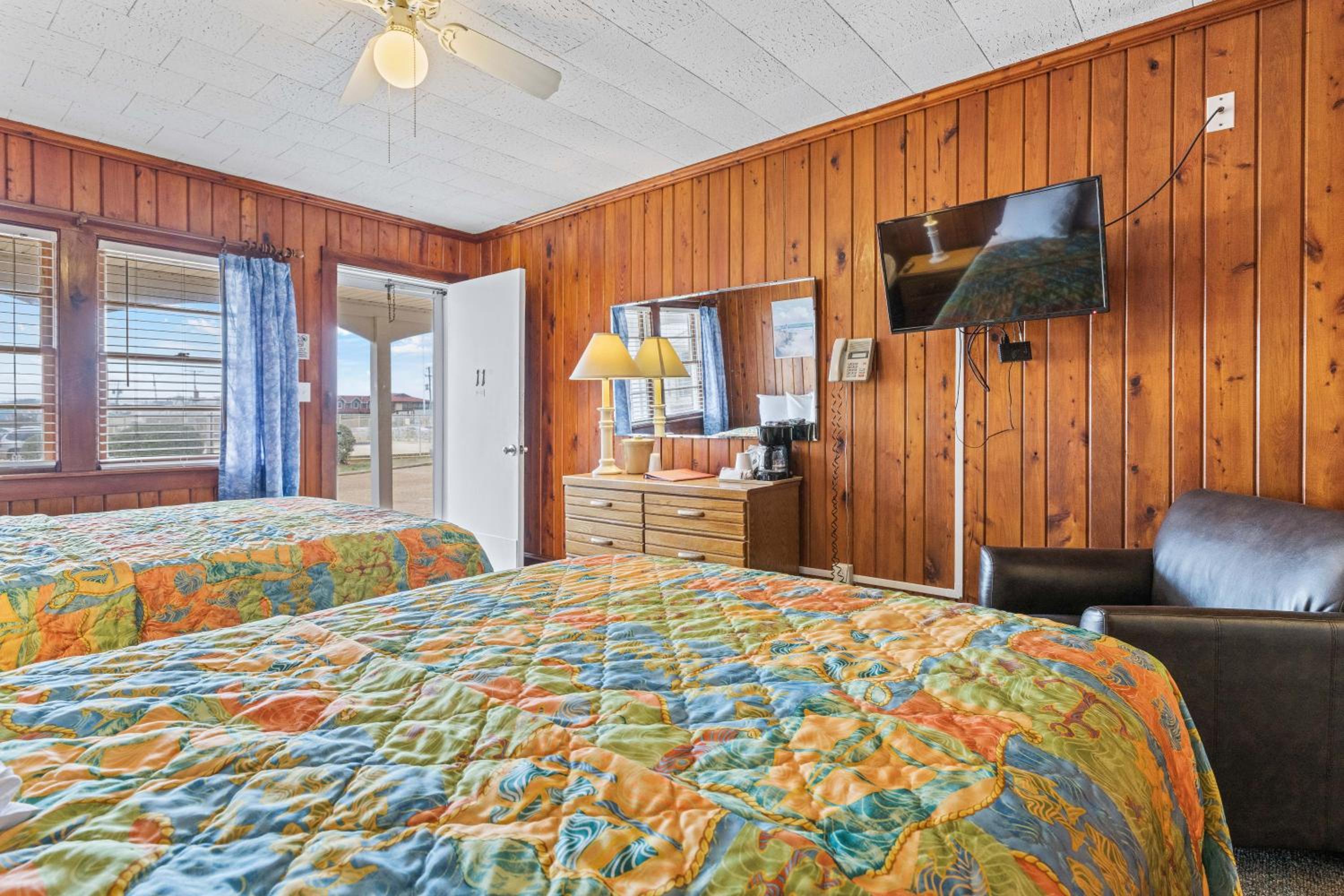 Double Room with Pool View - No Pets Allowed - Photo 5