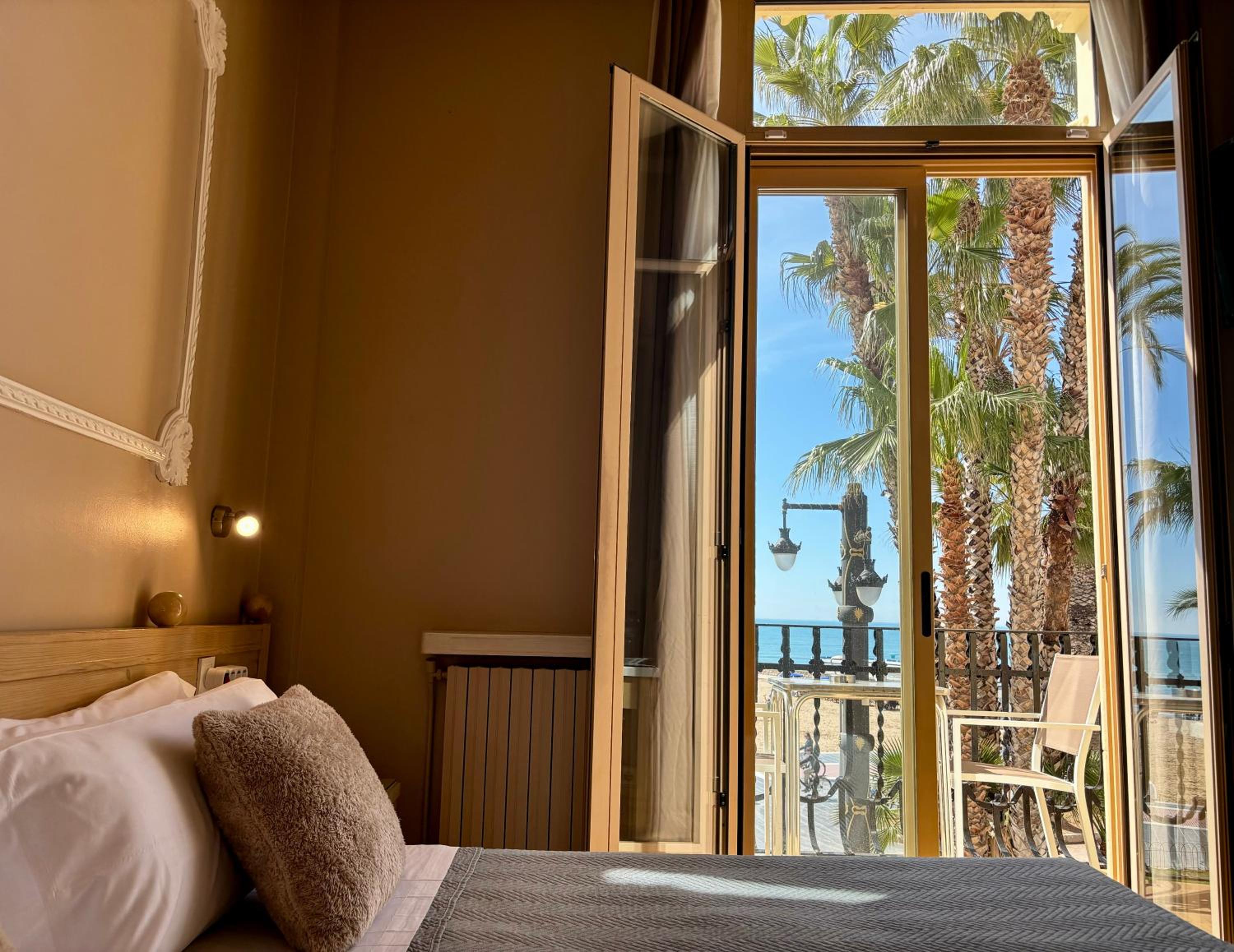 Double or Twin Room with Sea View and Balcony - Photo 2