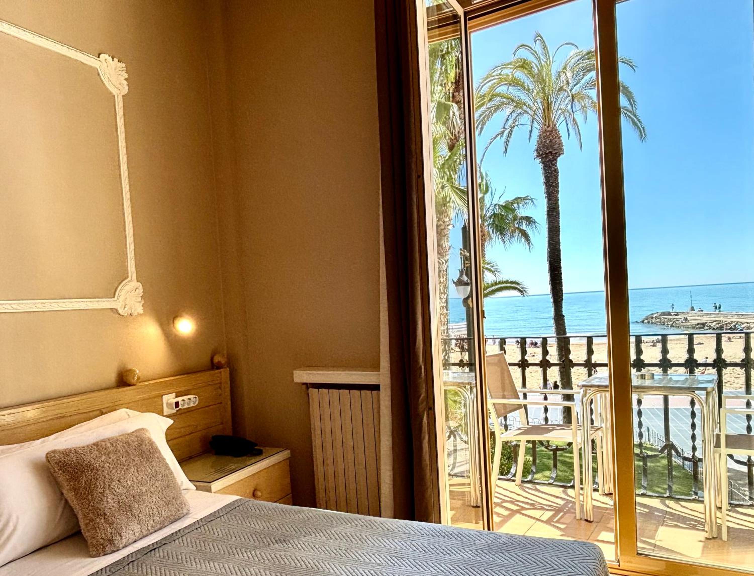 Double or Twin Room with Sea View and Balcony - Photo 6