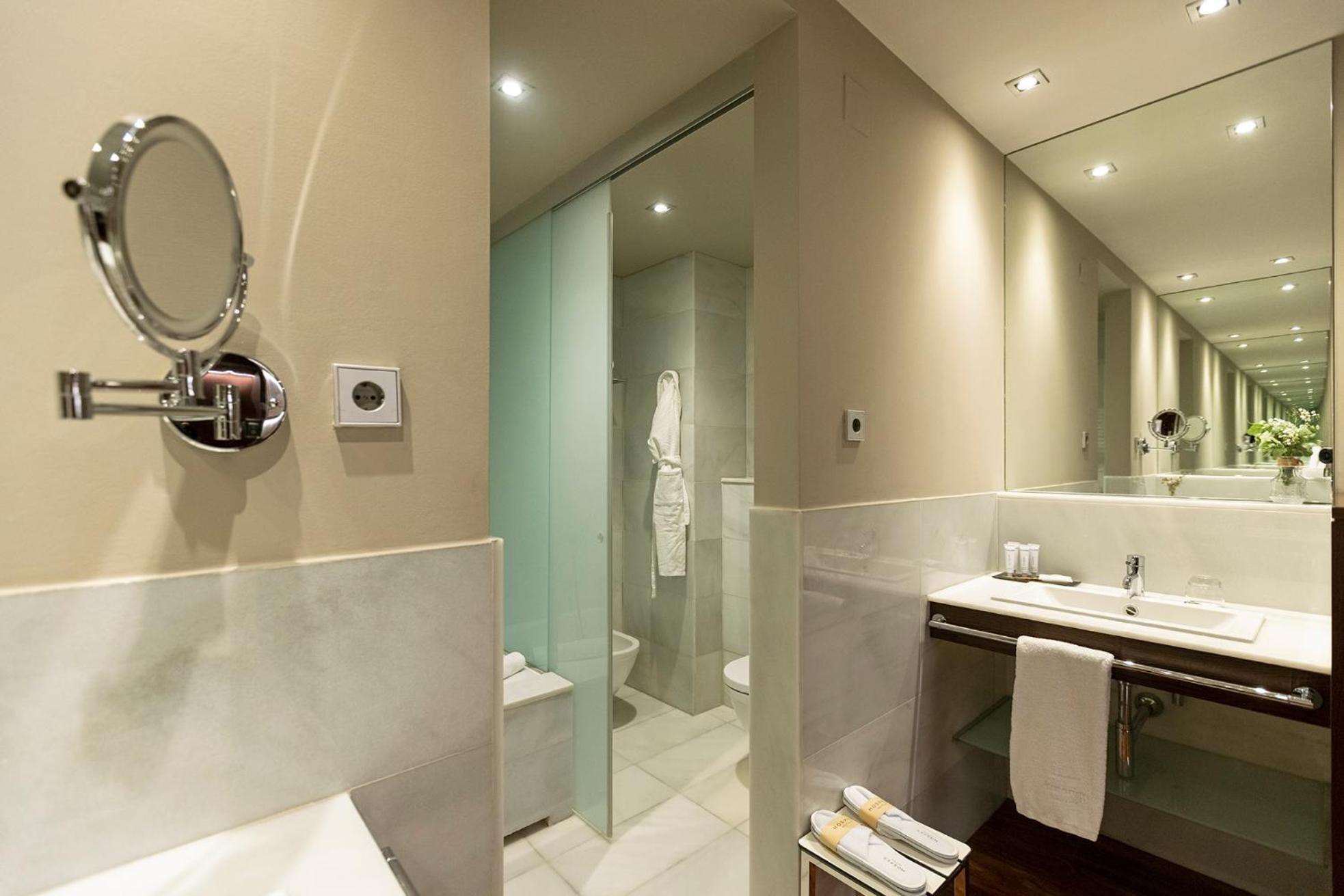 Double Room with Balcony - Photo 4