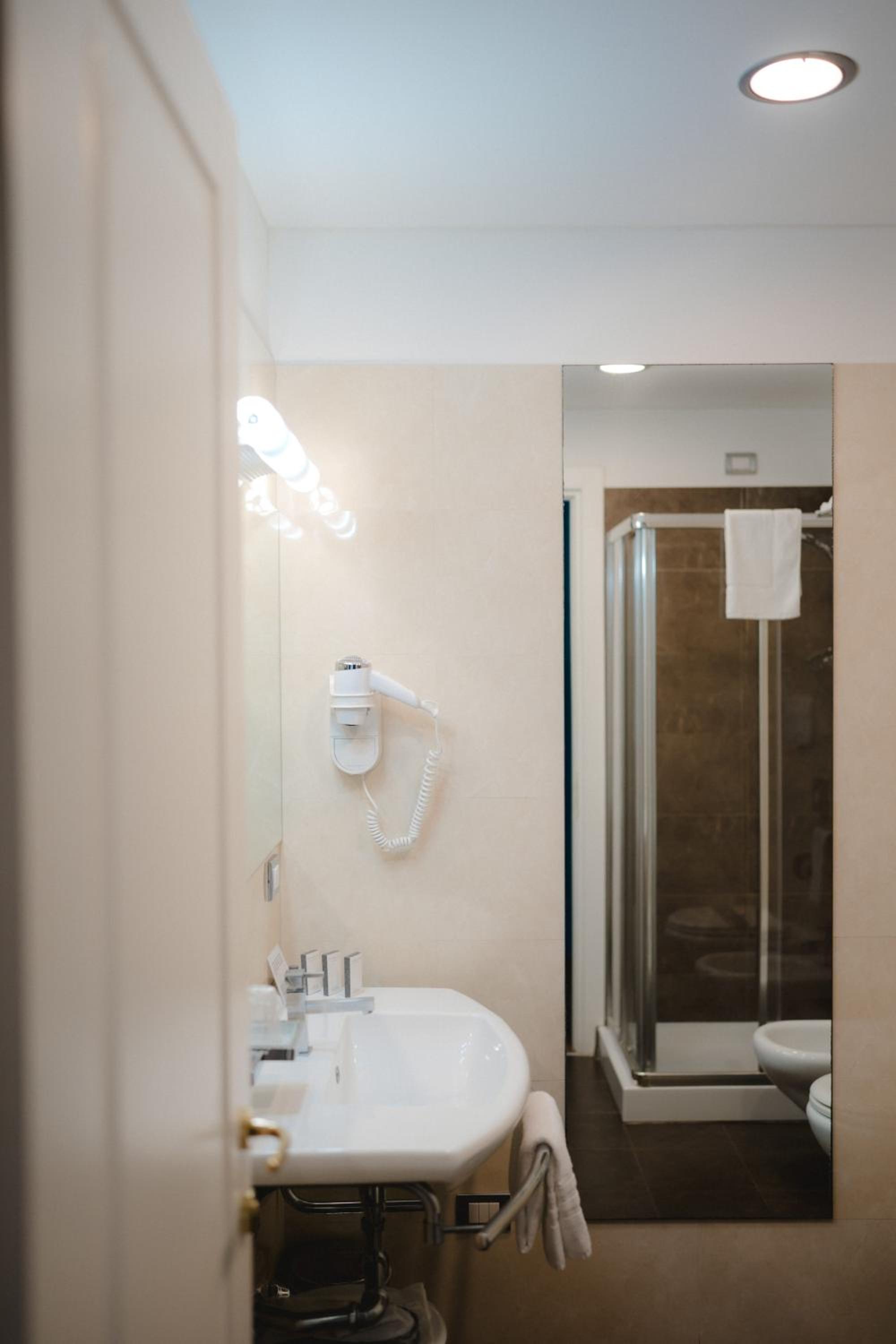 Double or Twin Room - Photo 3