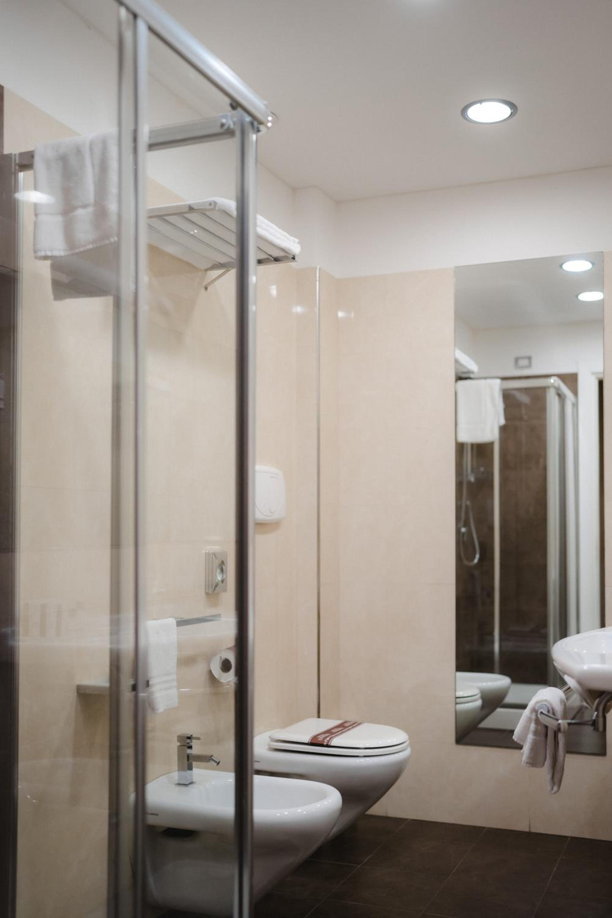 Double or Twin Room - Photo 11