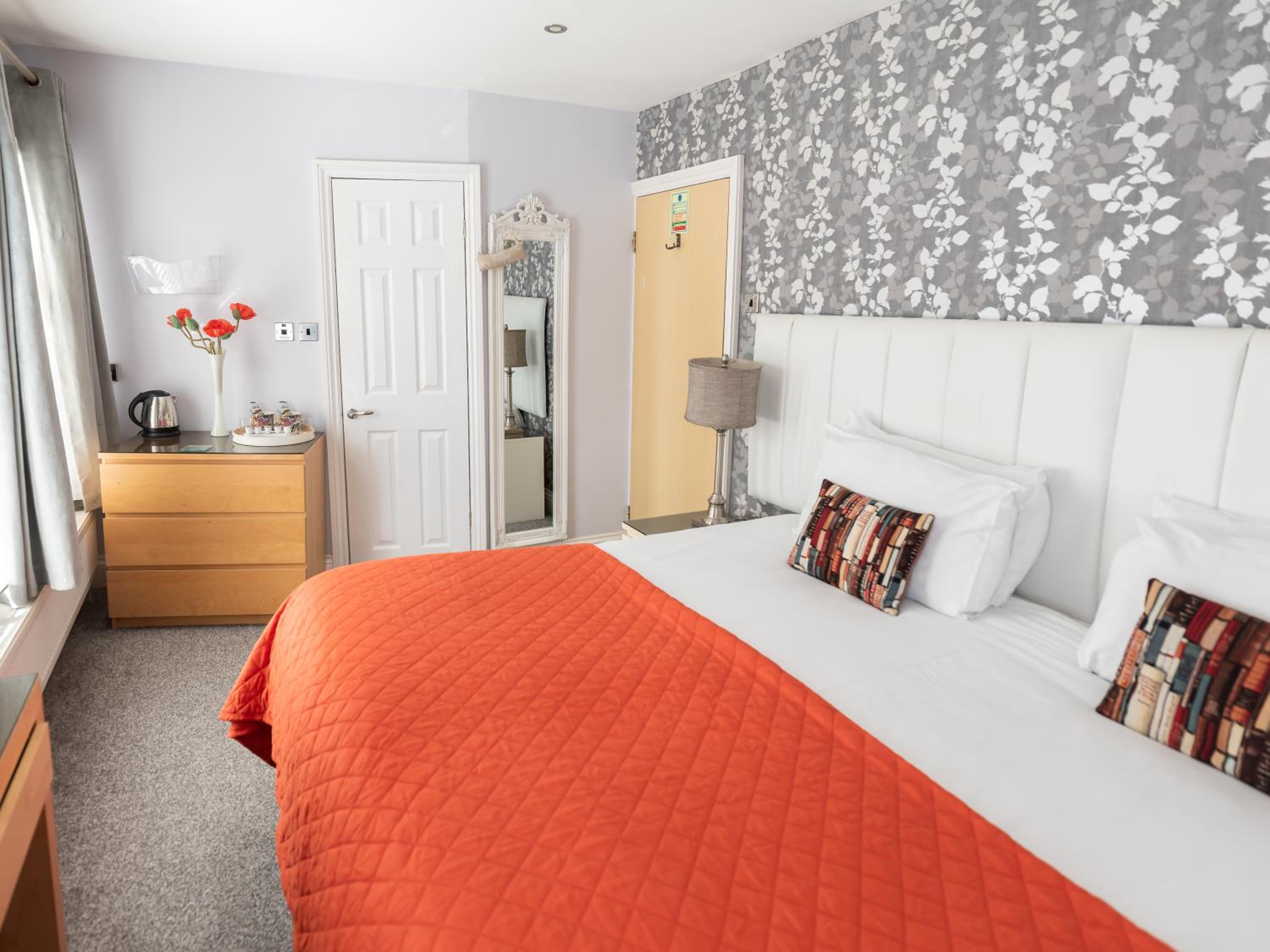 Double or Twin Room with Private Bathroom - Photo 4