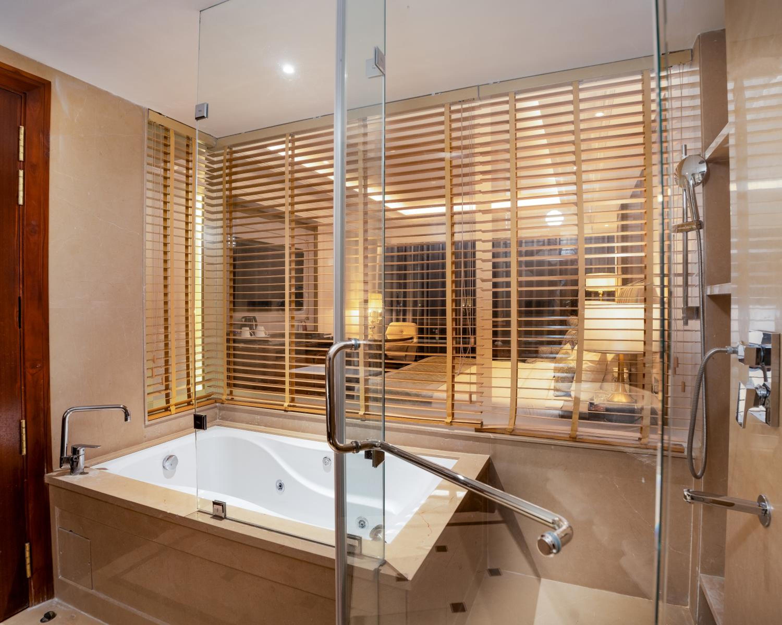 King Room with Spa Bath - Photo 2