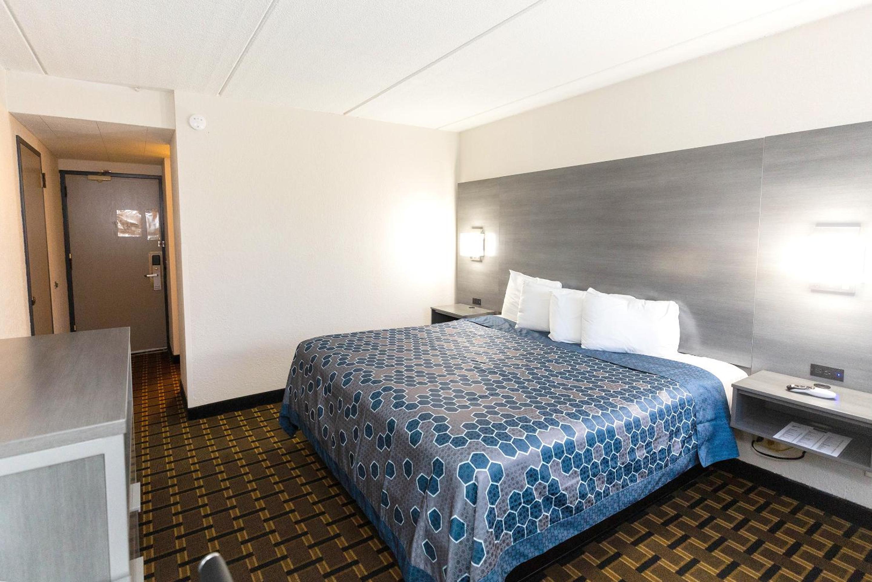 Standard King Room - Photo 4