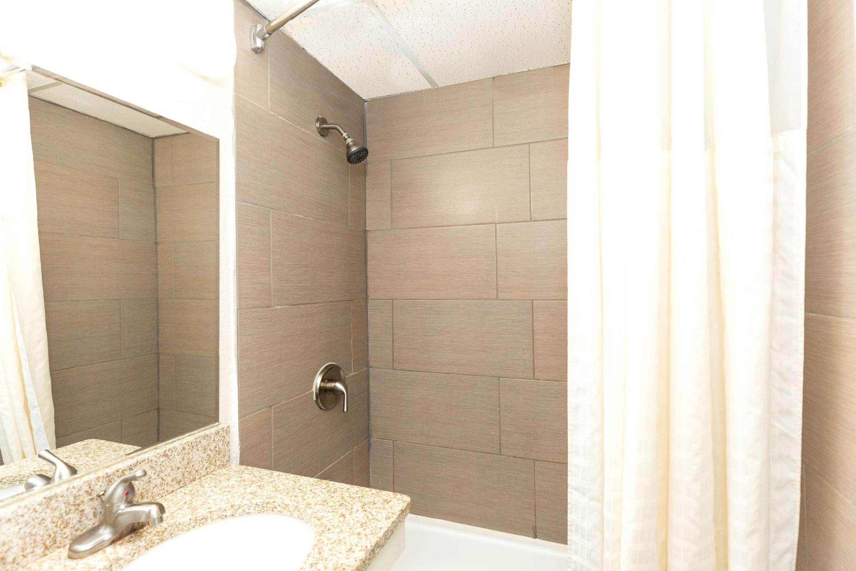 Deluxe King Room - Photo 2