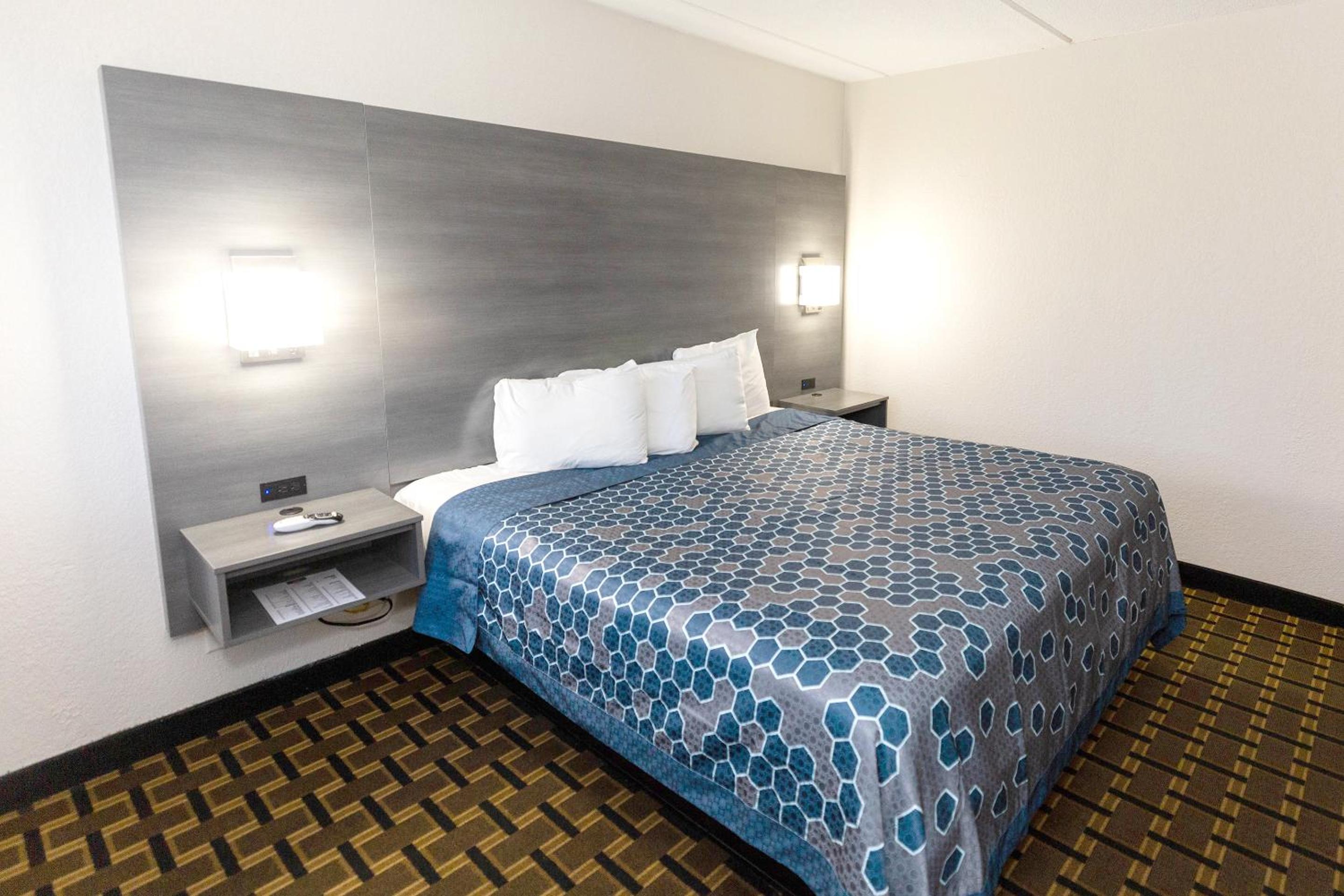Deluxe King Room - Photo 3