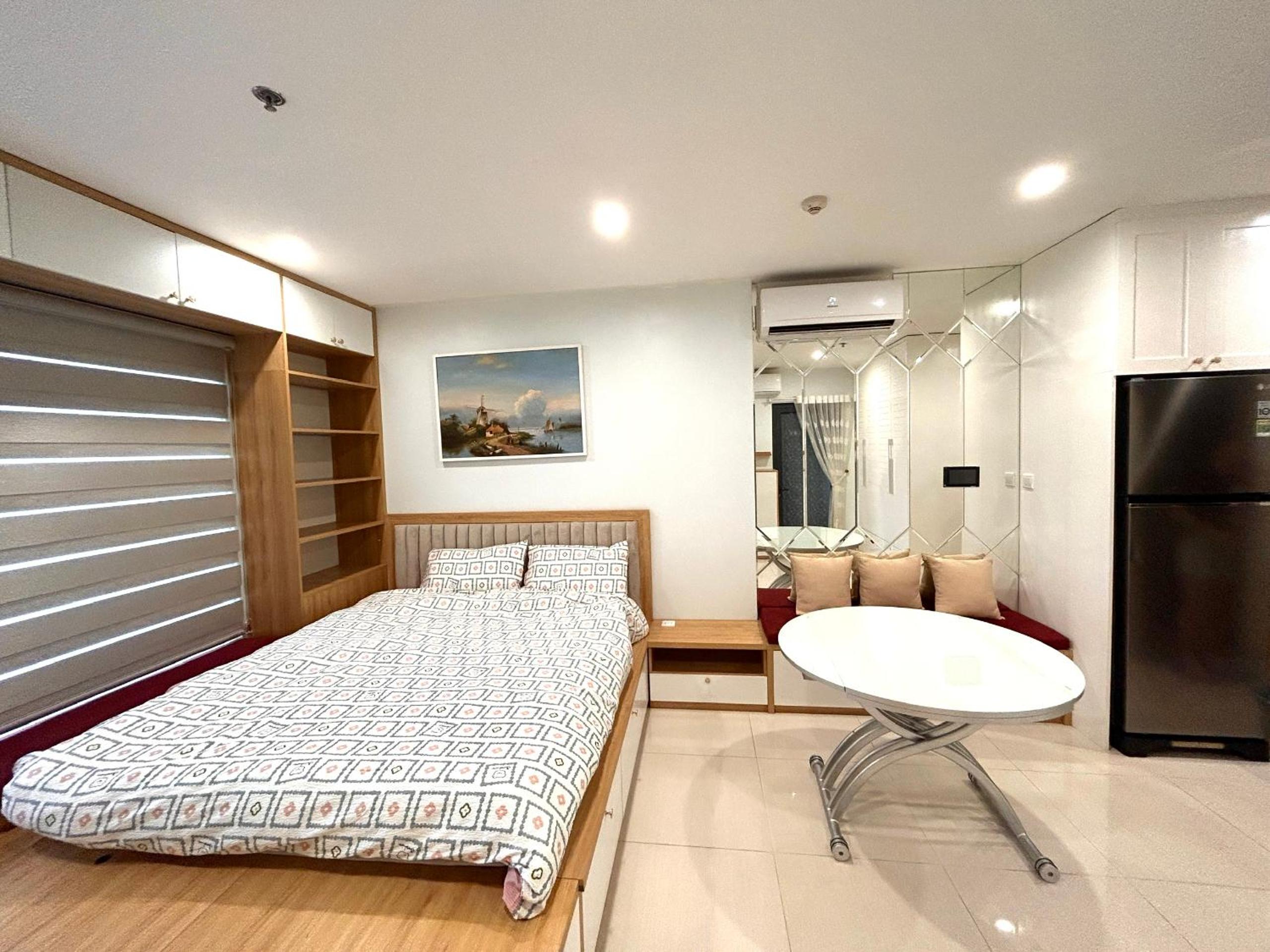 One-Bedroom Apartment photo 1
