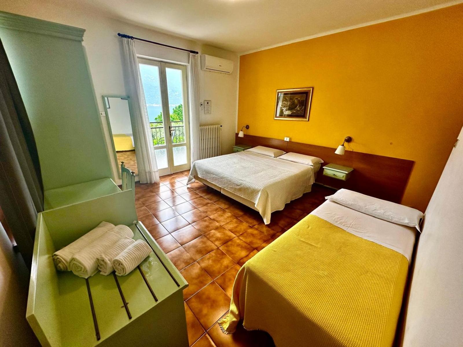 Triple Room with Balcony and Partial Lake View  photo 1
