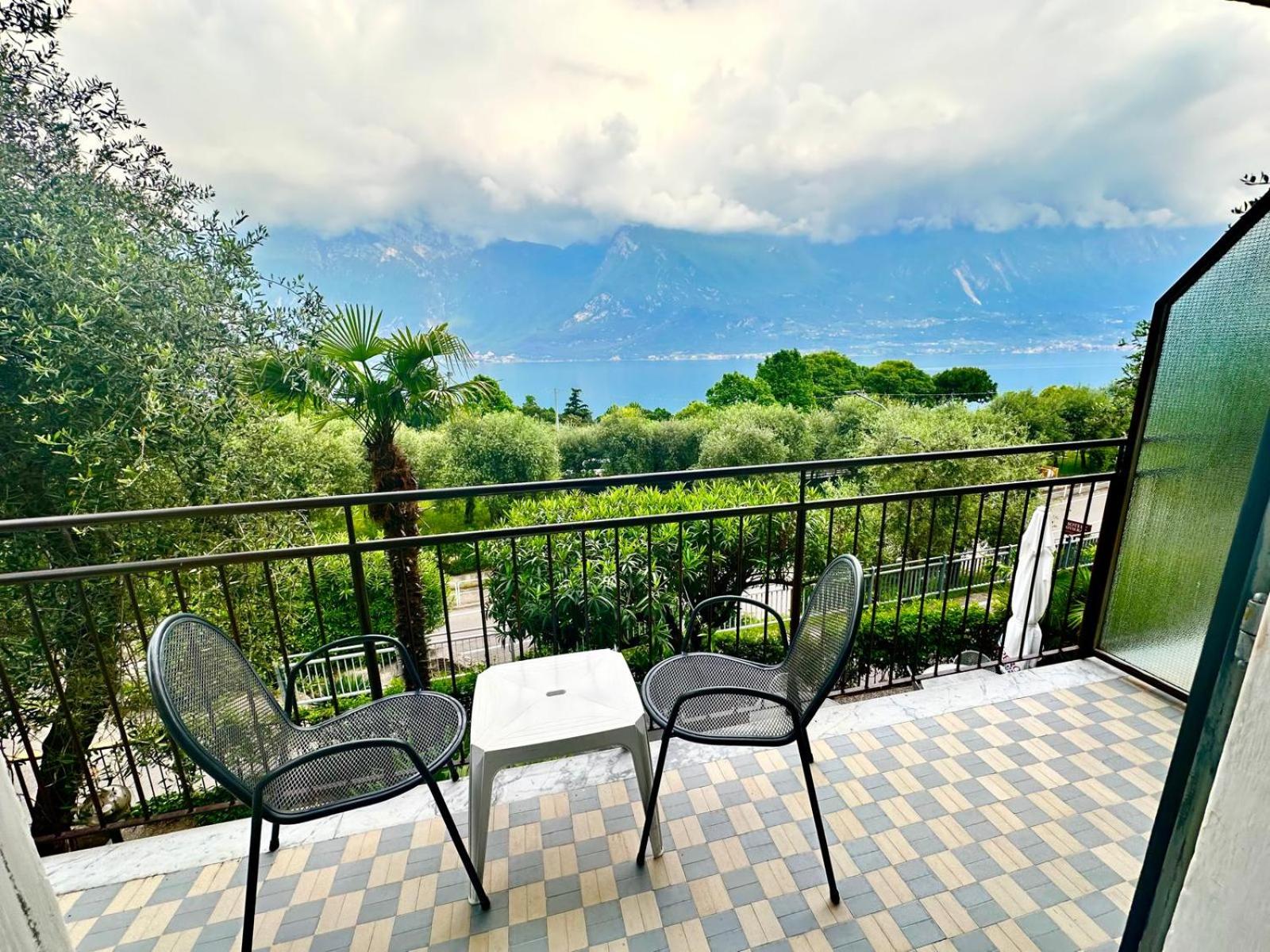Triple Room with Balcony and Partial Lake View  photo 2