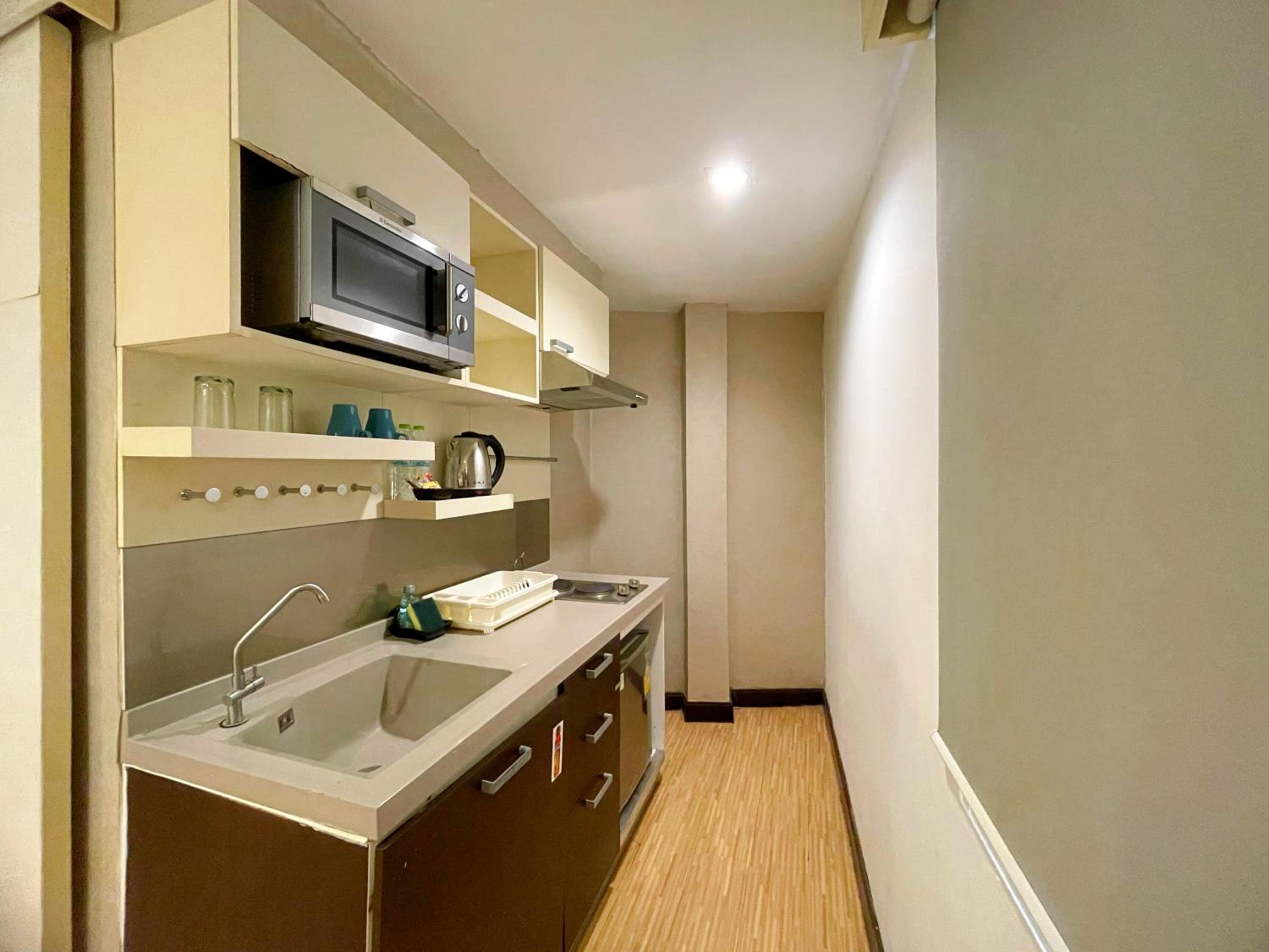 Deluxe Queen Room with Kitchen  photo 3