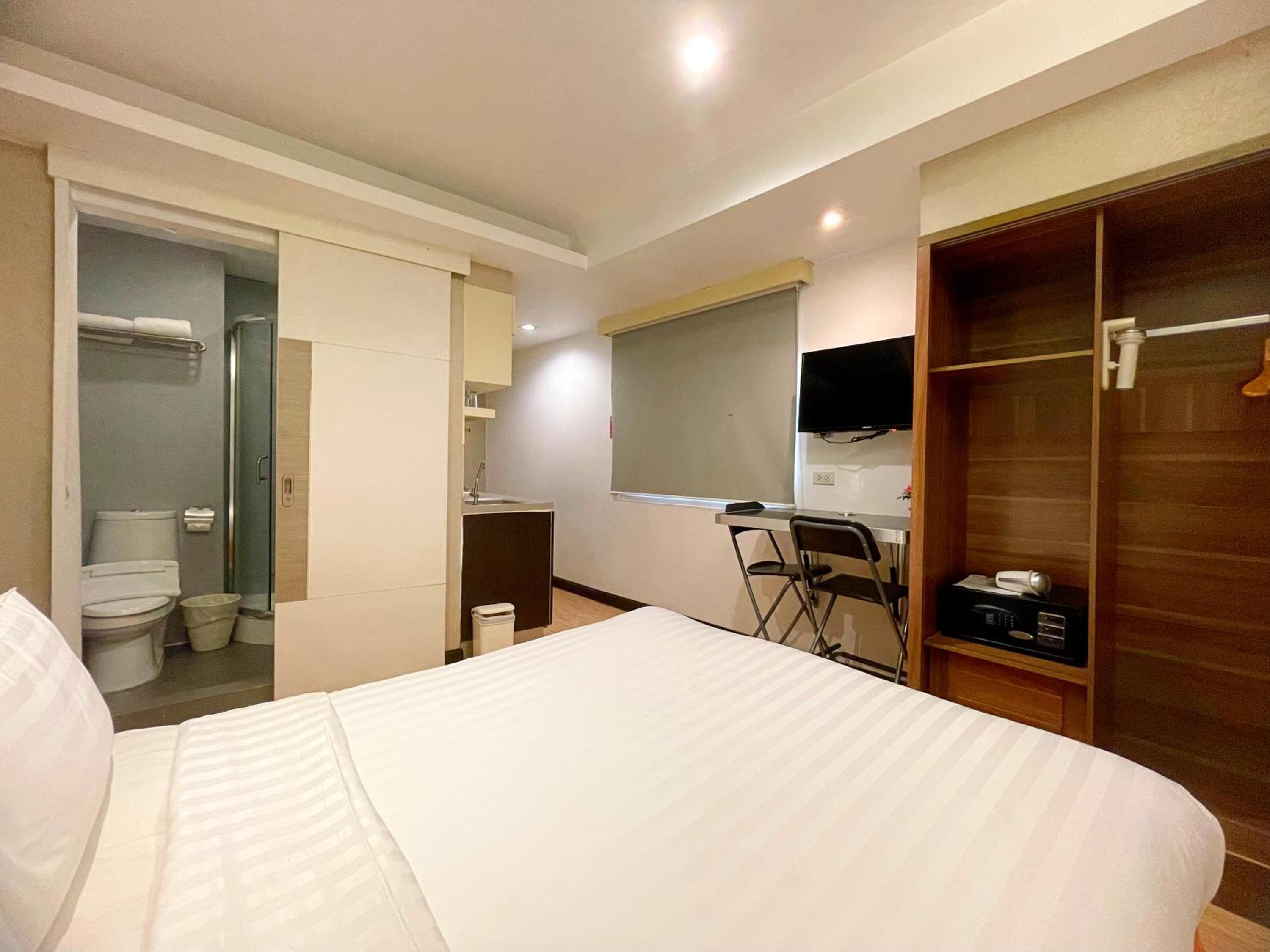 Deluxe Queen Room with Kitchen  photo 2