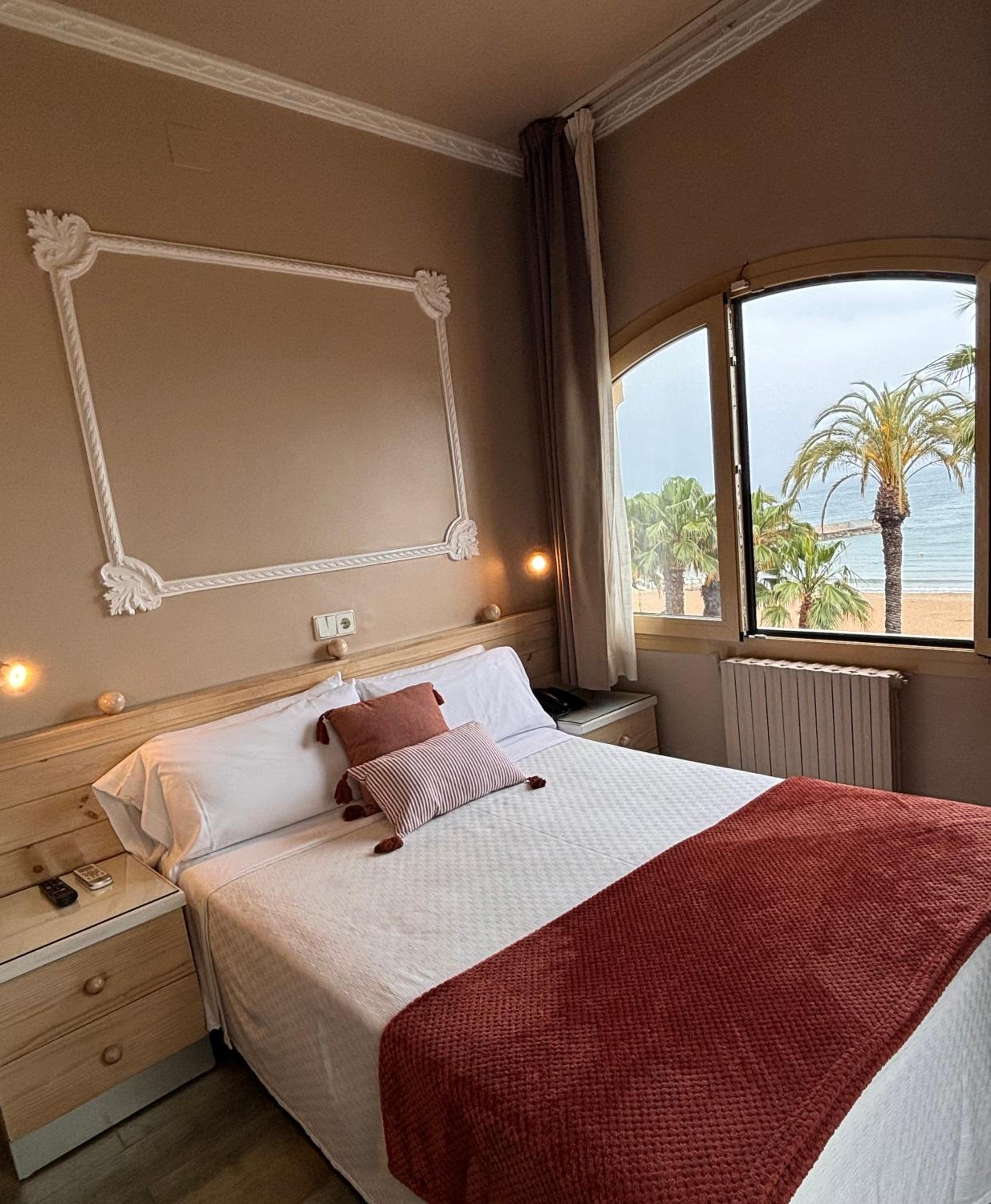 Double or Twin Room with Sea View - Photo 4
