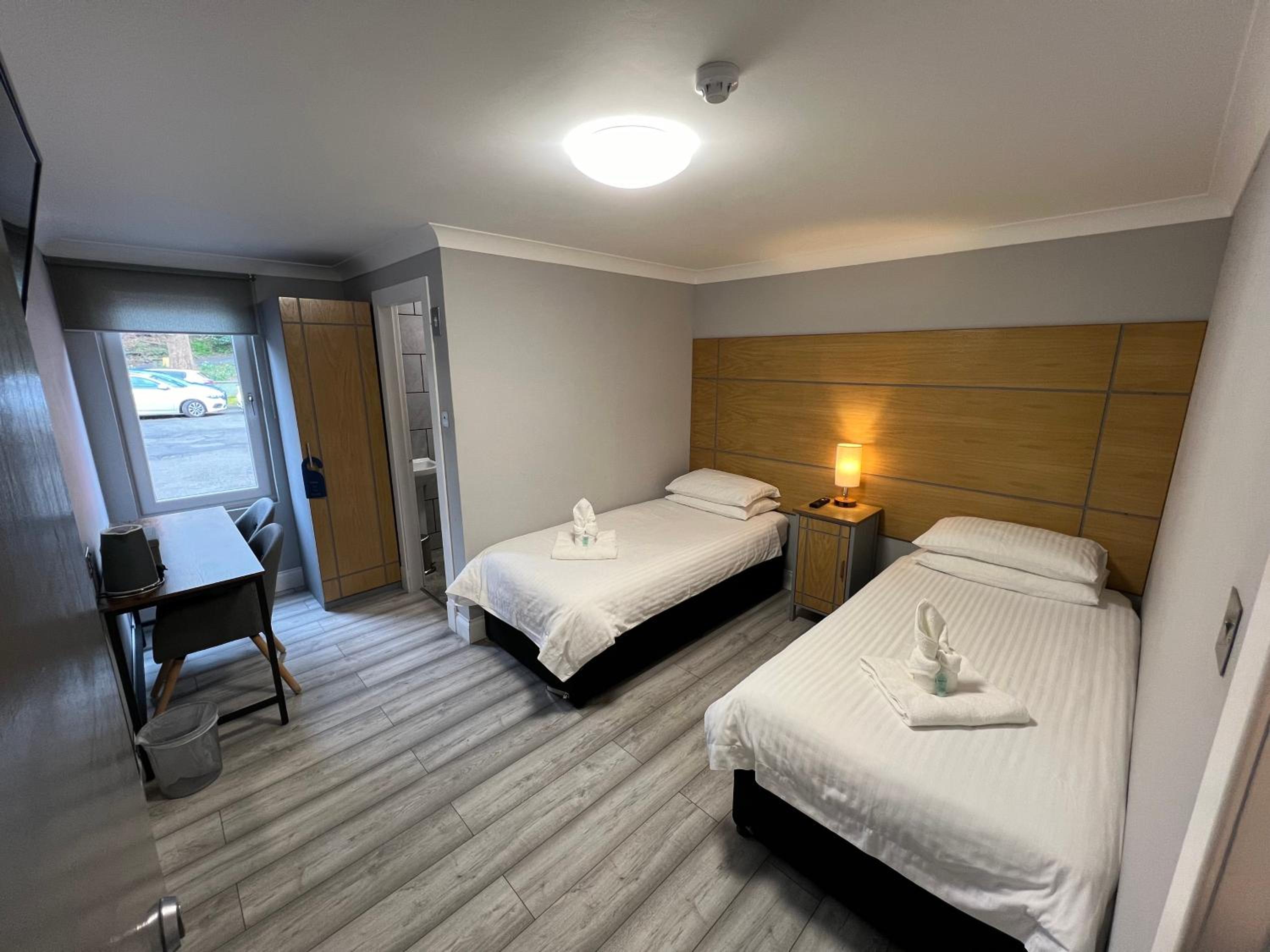 Standard Twin Room - Photo 9