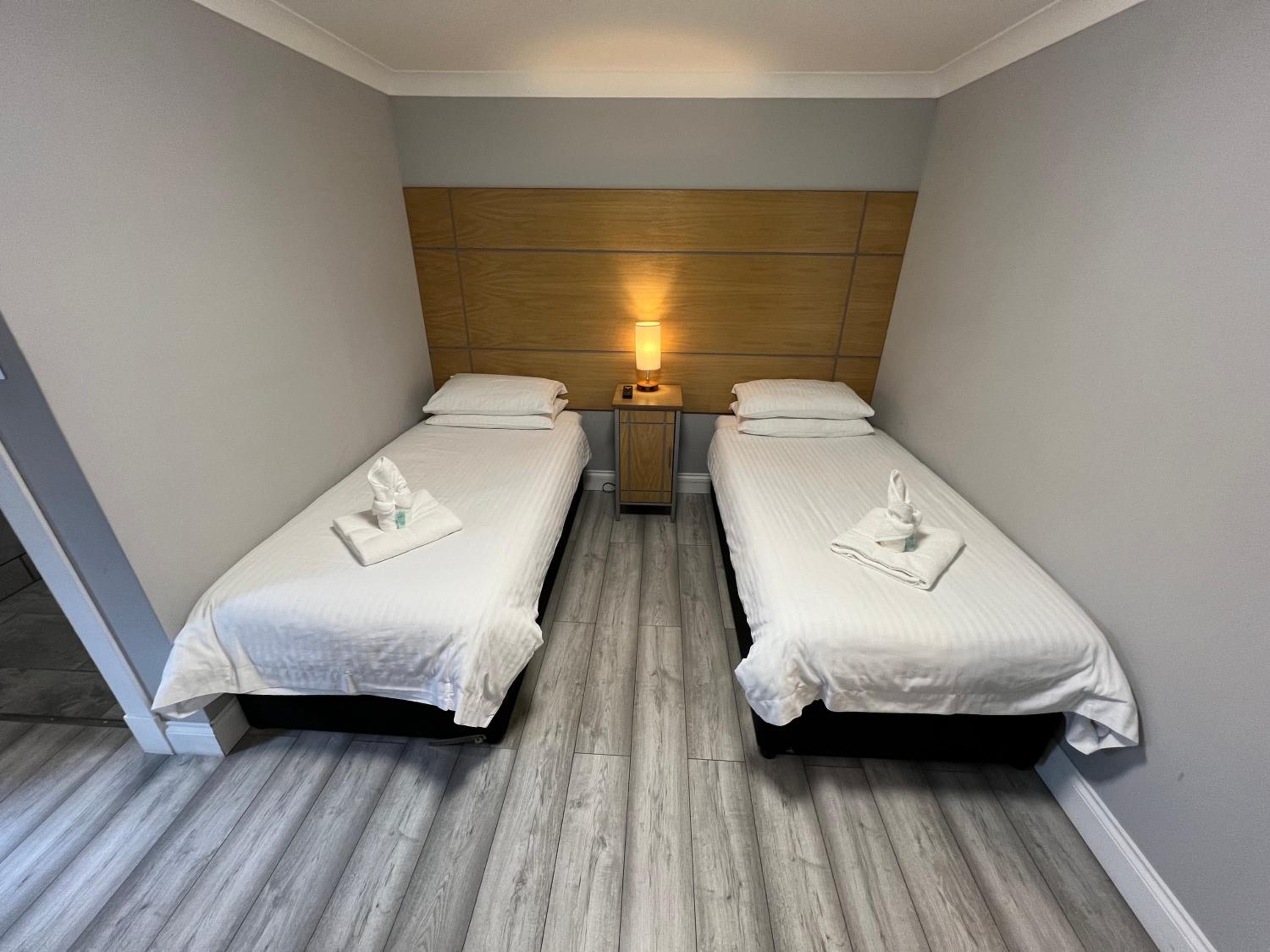Standard Twin Room - Photo 8