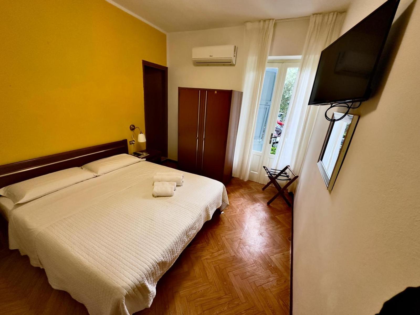Double Room With Balcony and Partial Lake View photo 1