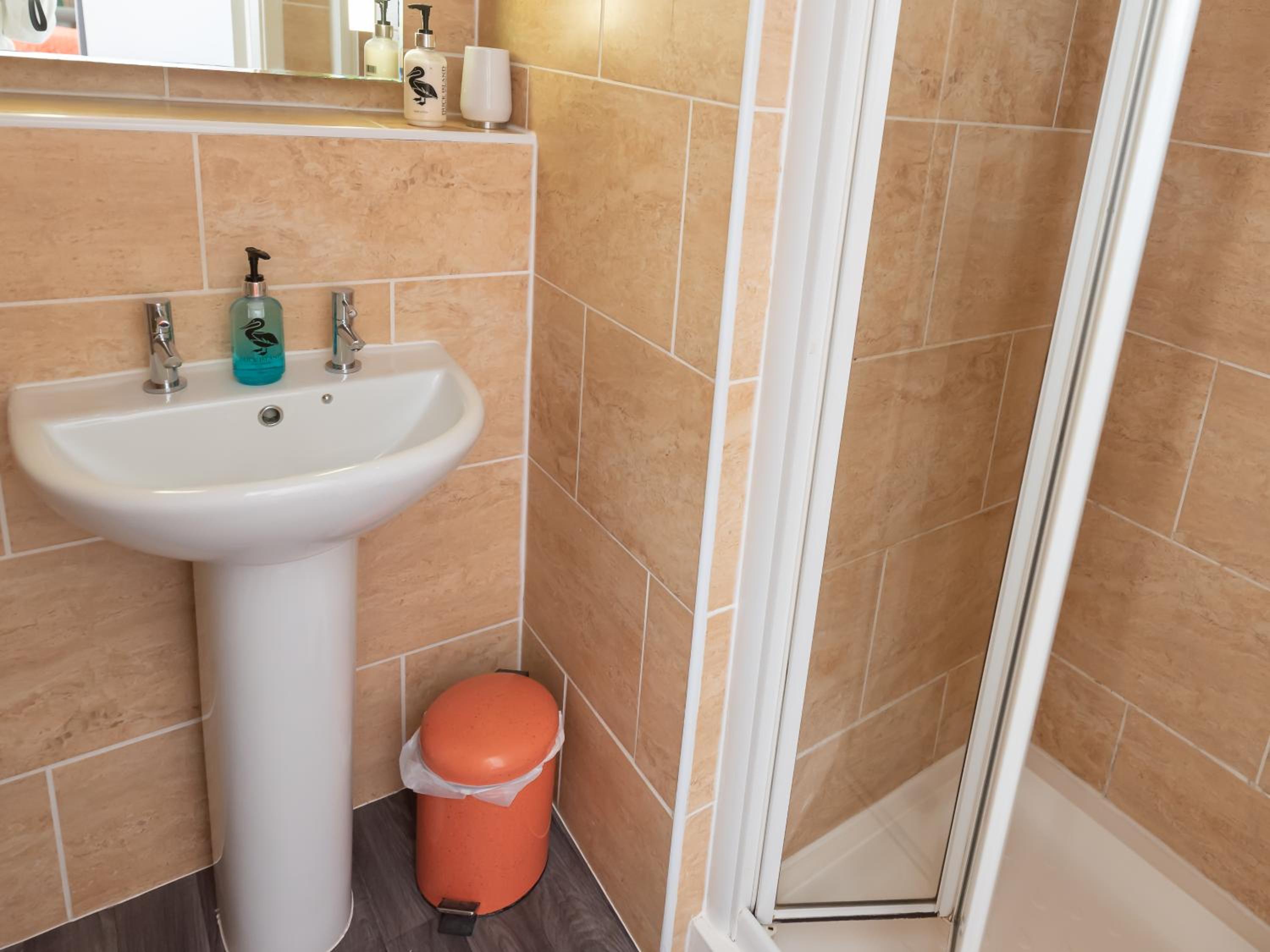 Double or Twin Room with Private Bathroom - Photo 2